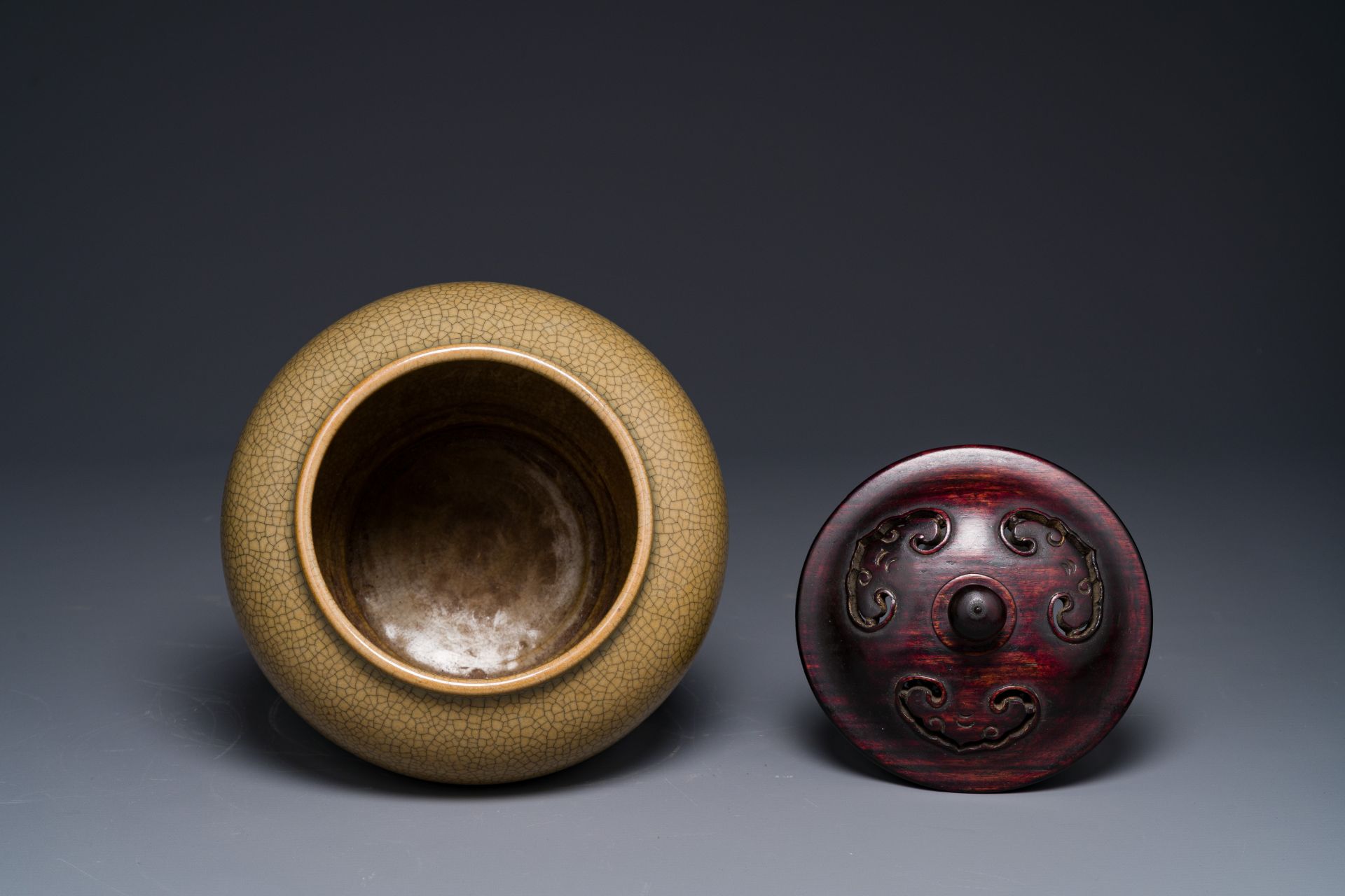 A Chinese ge-type pot with wooden lid and stand, 19th C. - Image 3 of 4