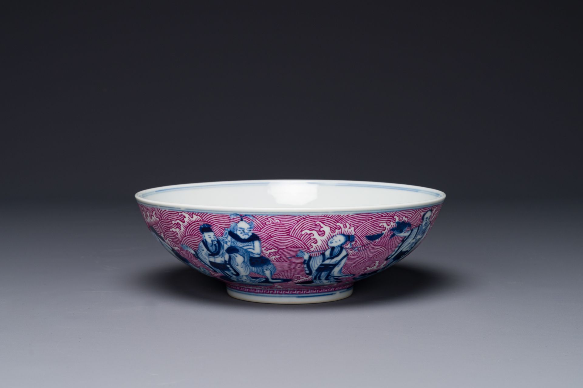 A Chinese blue, white and puce-enamelled 'Eight Immortals' bowl, Guangxu mark and of the period - Bild 5 aus 8