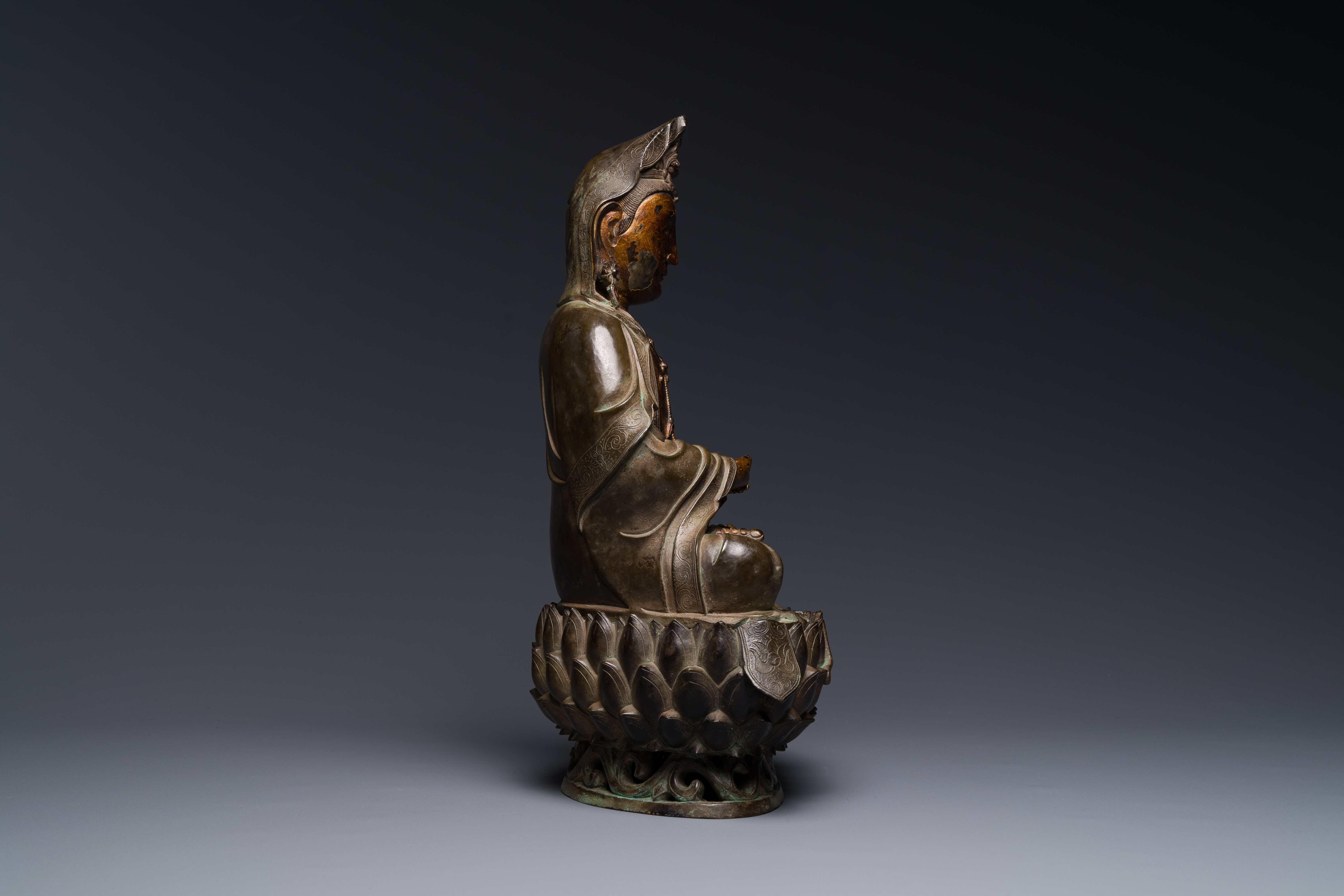 A fine Chinese partly lacquered and gilt bronze sculpture of Bodhisattva on lotus throne, Ming - Image 5 of 7