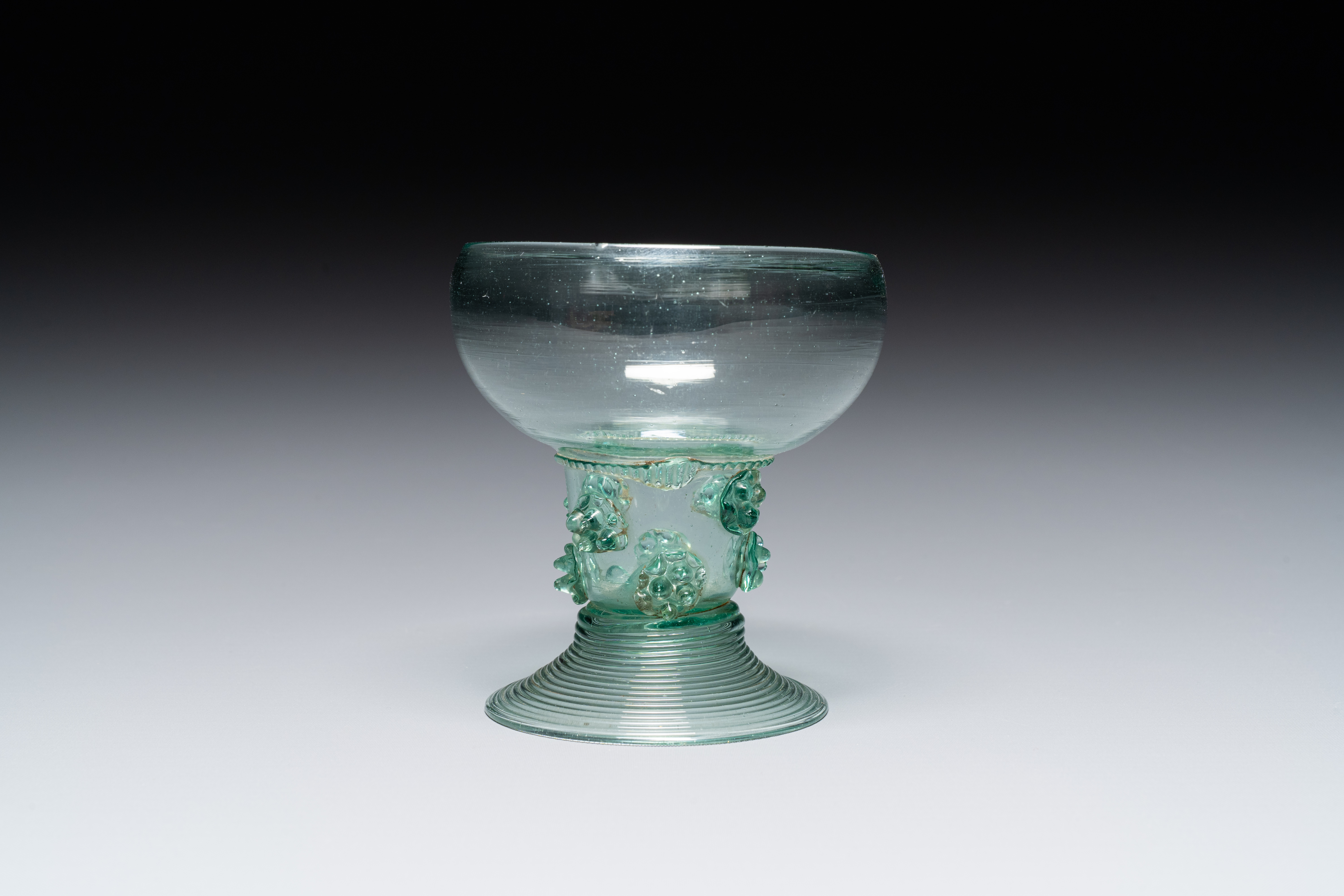 A Dutch or German green glass rummer, 2nd quarter of the 17th C. - Image 3 of 7