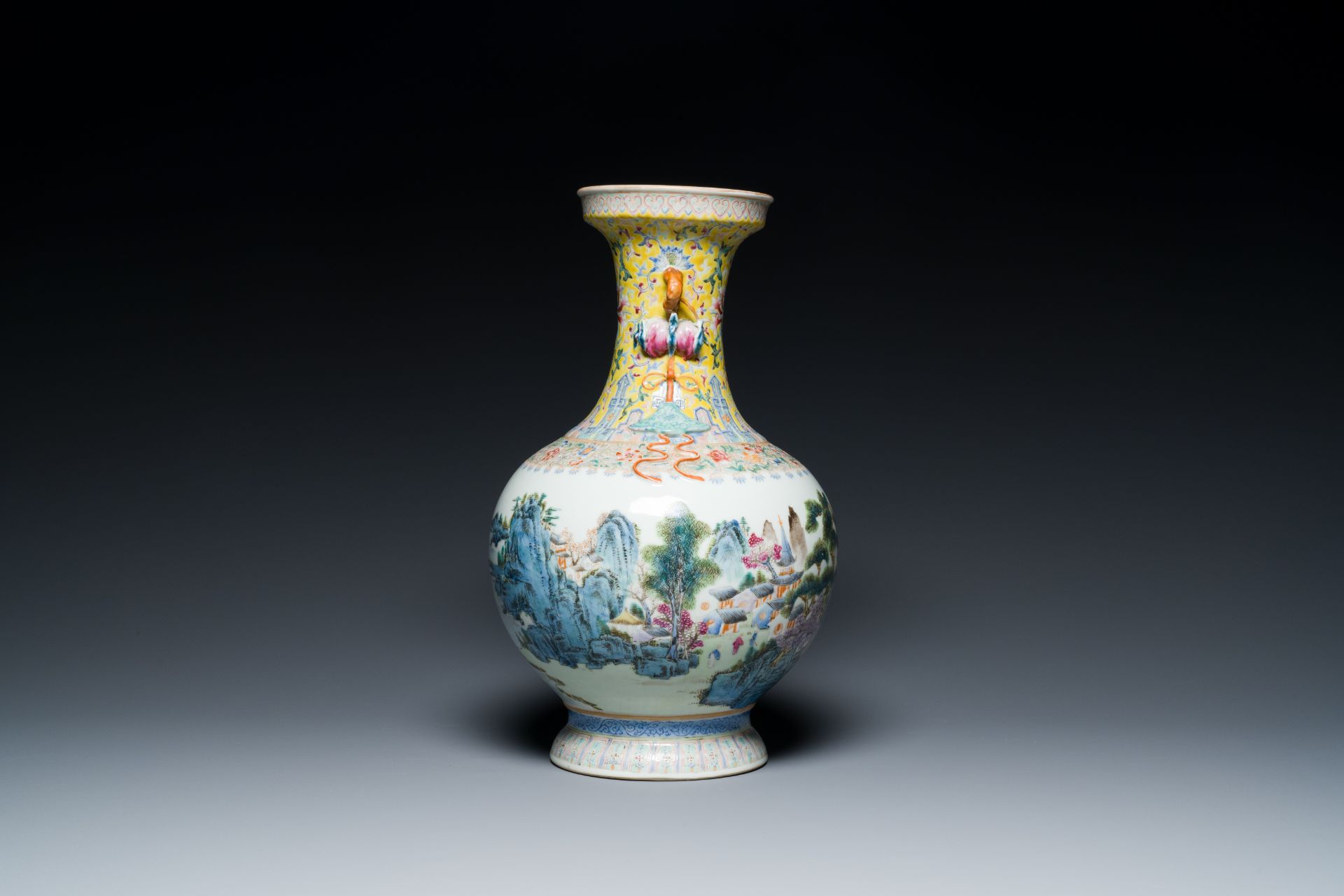 A Chinese famille rose vase with a mountainous landscape, Qianlong mark, Republic - Bild 2 aus 6