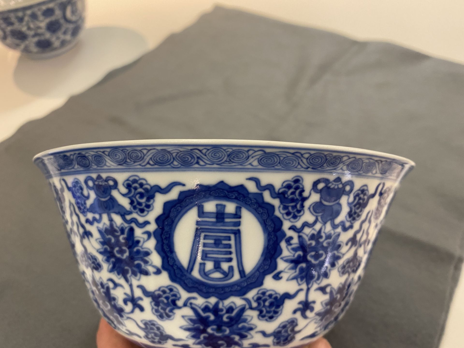 A pair of Chinese blue and white 'wan shou wu jiang' bowls, Qianlong mark and of the period - Bild 29 aus 40