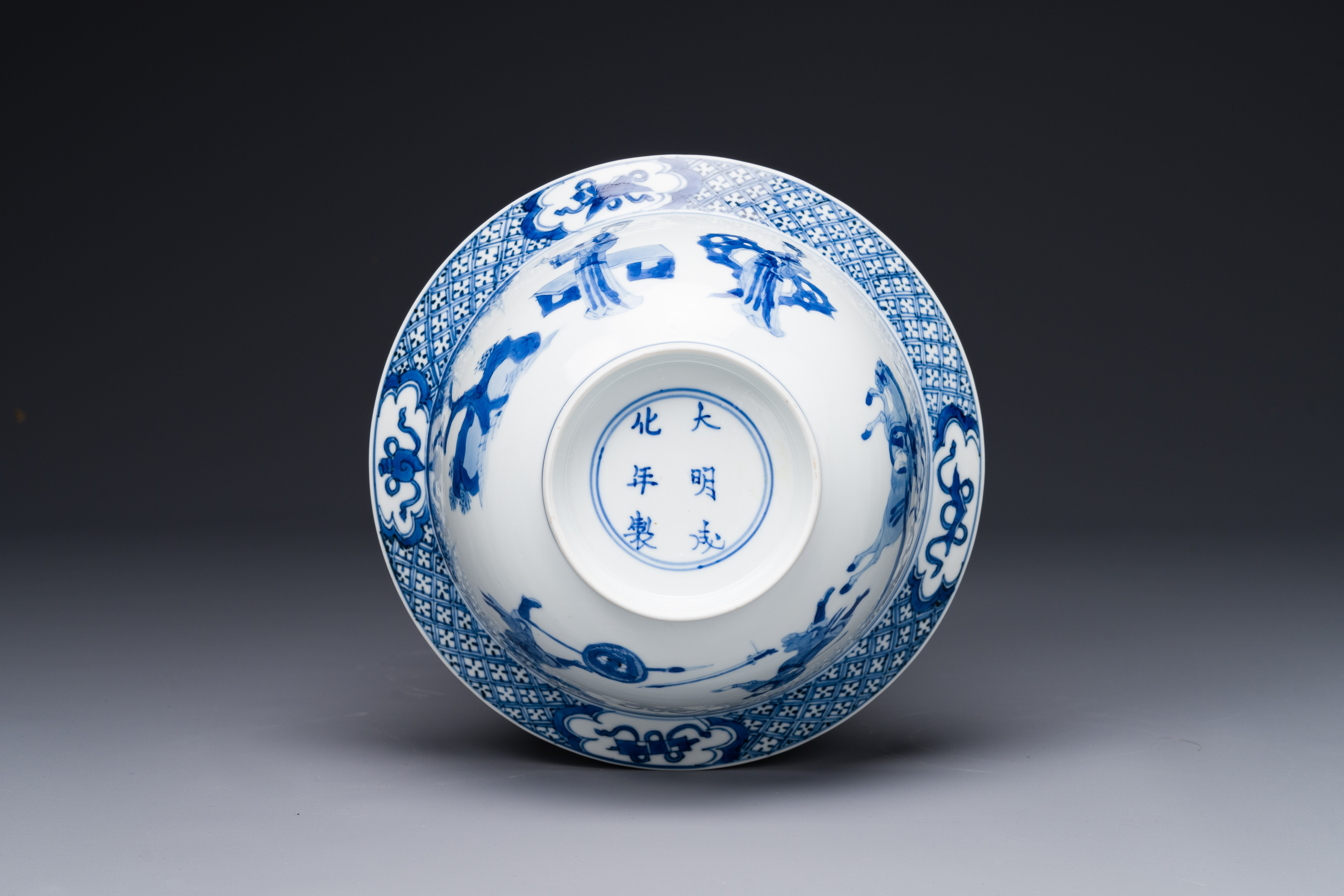 A Chinese blue and white 'klapmuts' bowl with a killing scene, Chenghua mark, Kangxi - Image 5 of 5