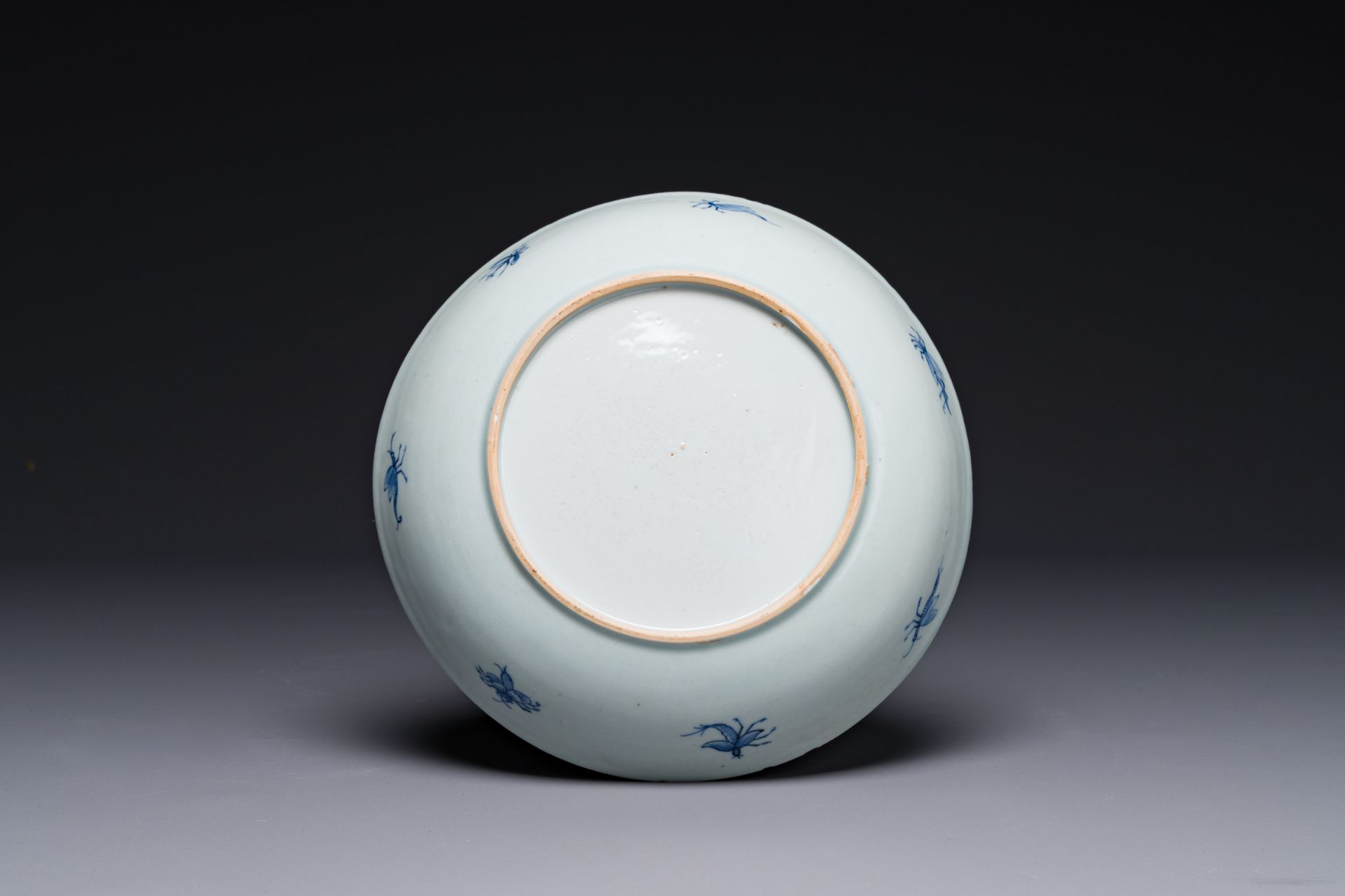 A Chinese Imari-style plate with 'Parasol ladies' after Cornelis Pronk, Qianlong - Bild 2 aus 2