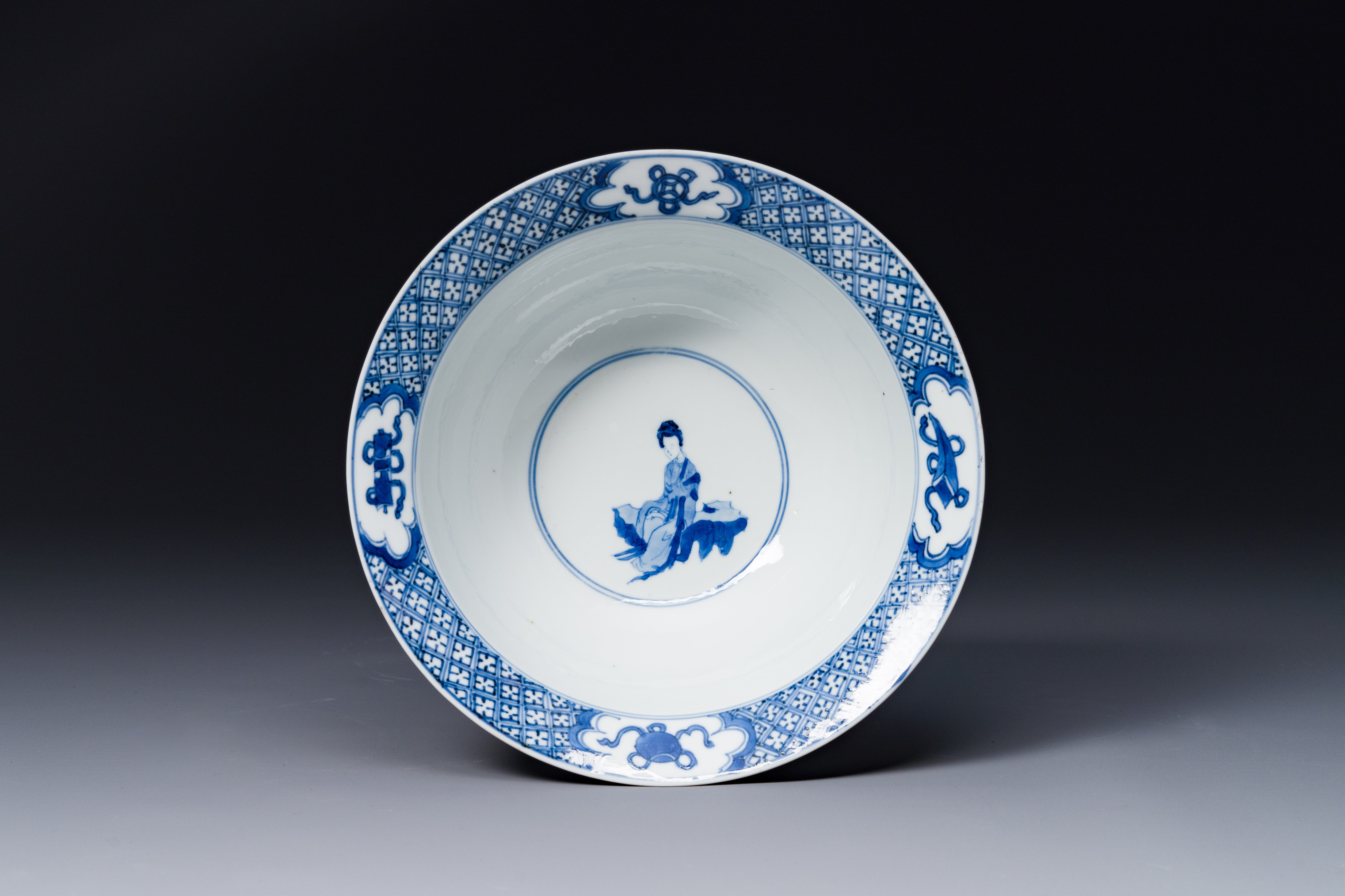 A Chinese blue and white 'klapmuts' bowl with a killing scene, Chenghua mark, Kangxi - Image 4 of 5
