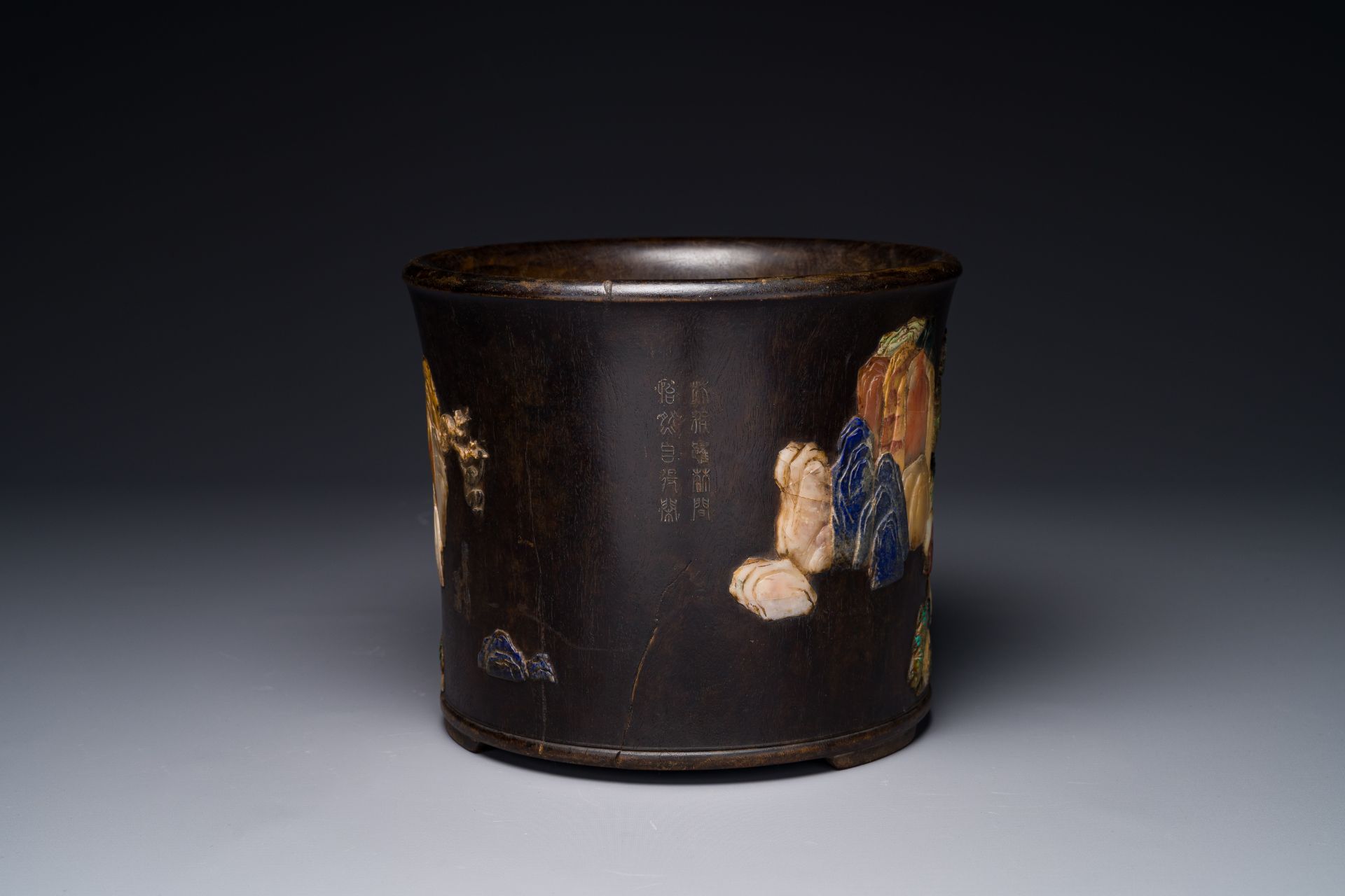 A large Chinese precious-stone-embellished zitan wood brush pot, 17/18th C. - Bild 3 aus 6