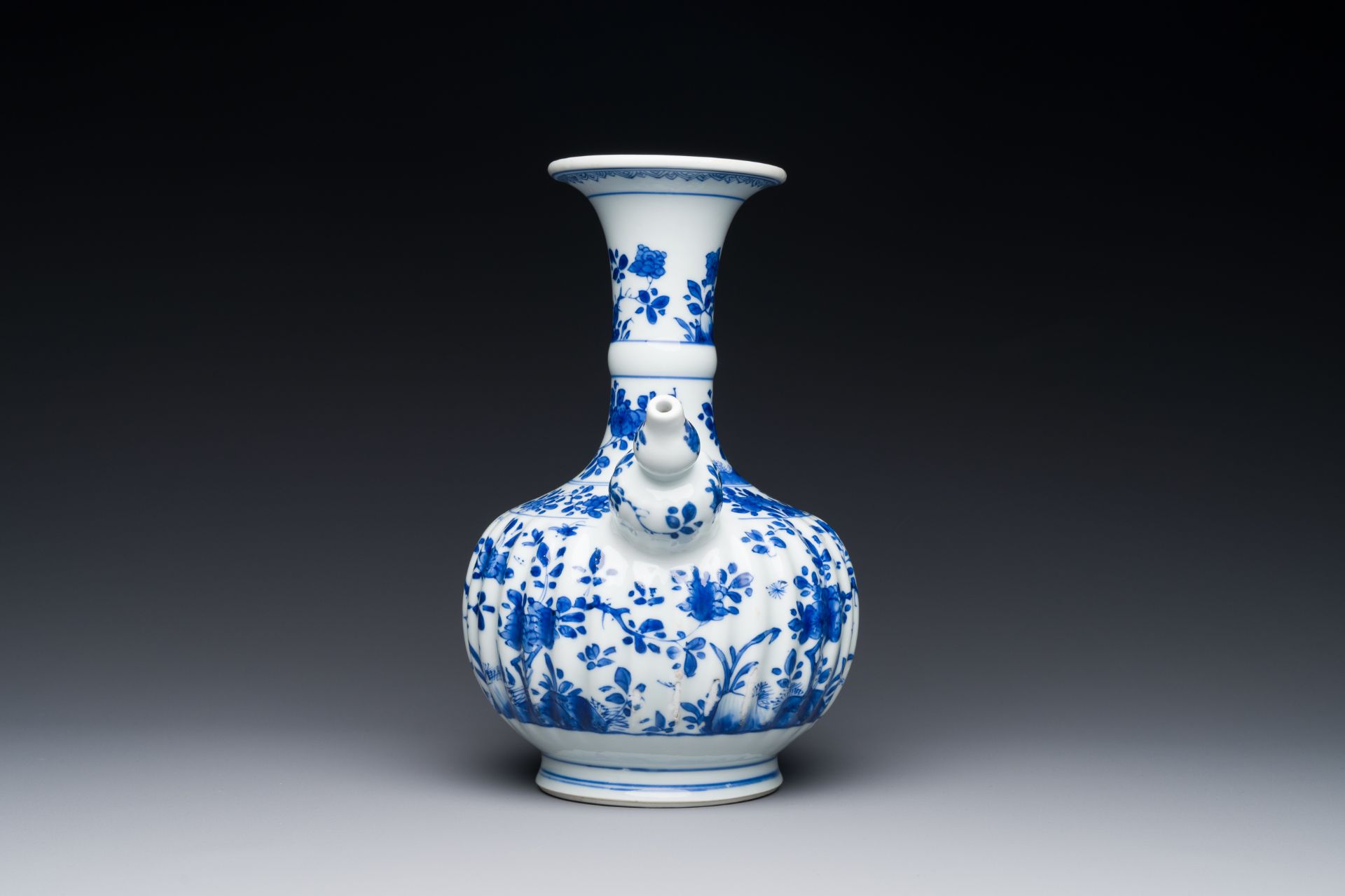 A Chinese blue and white kendi with floral design, Kangxi - Bild 5 aus 7