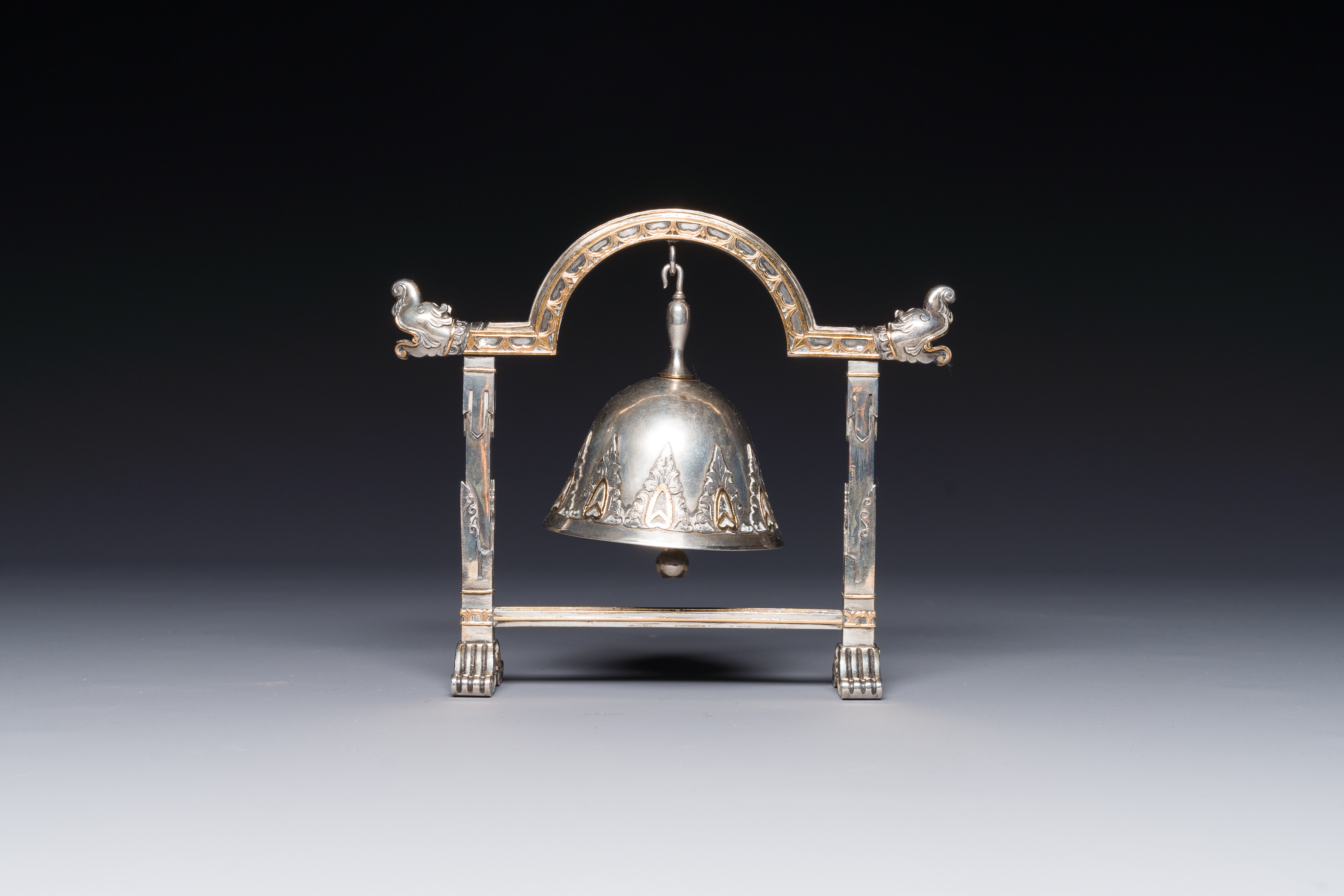 A fine parcel-gilt silver table bell or miniature gong, Southeast Asia, early 20th C. - Image 9 of 12