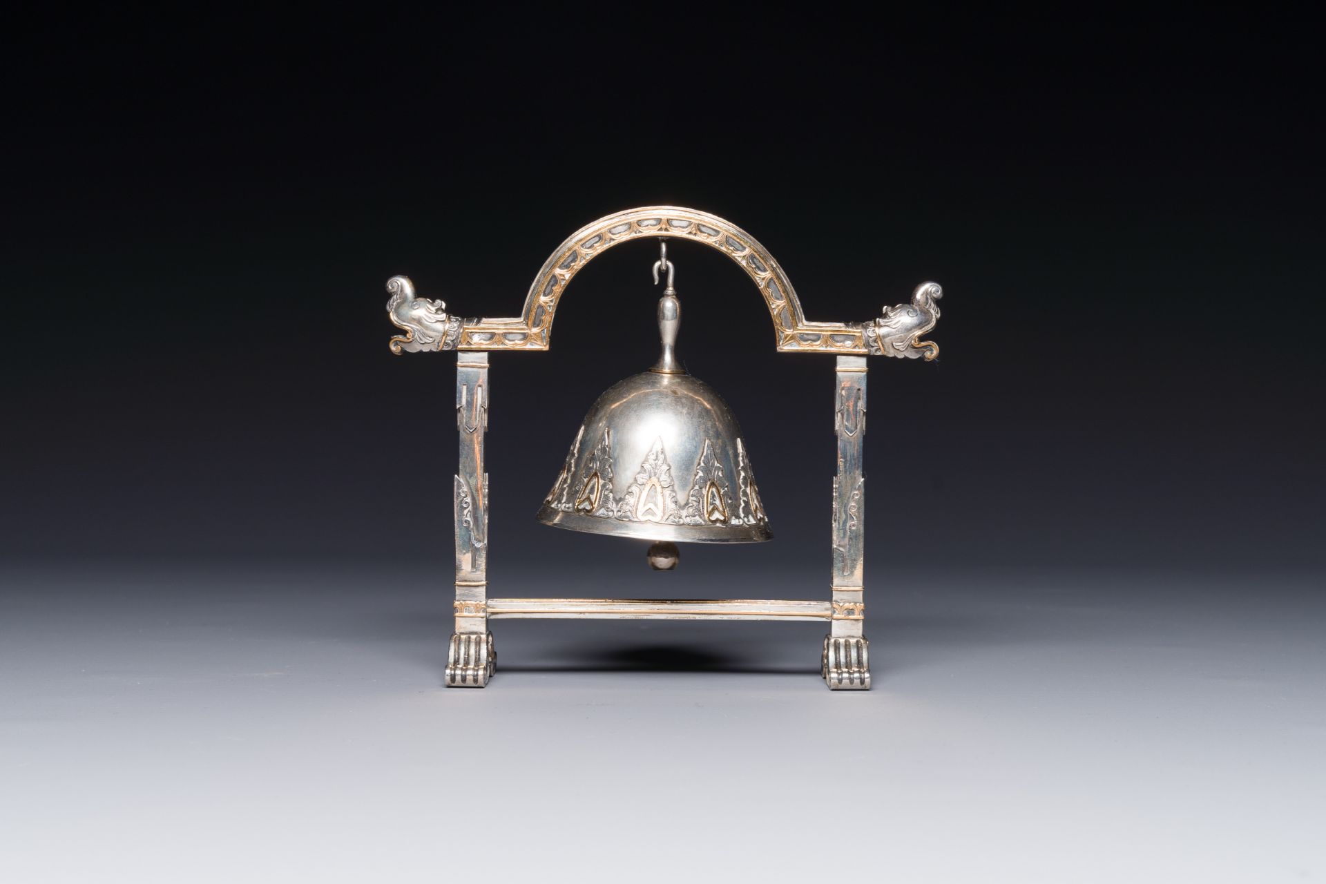 A fine parcel-gilt silver table bell or miniature gong, Southeast Asia, early 20th C. - Bild 9 aus 12