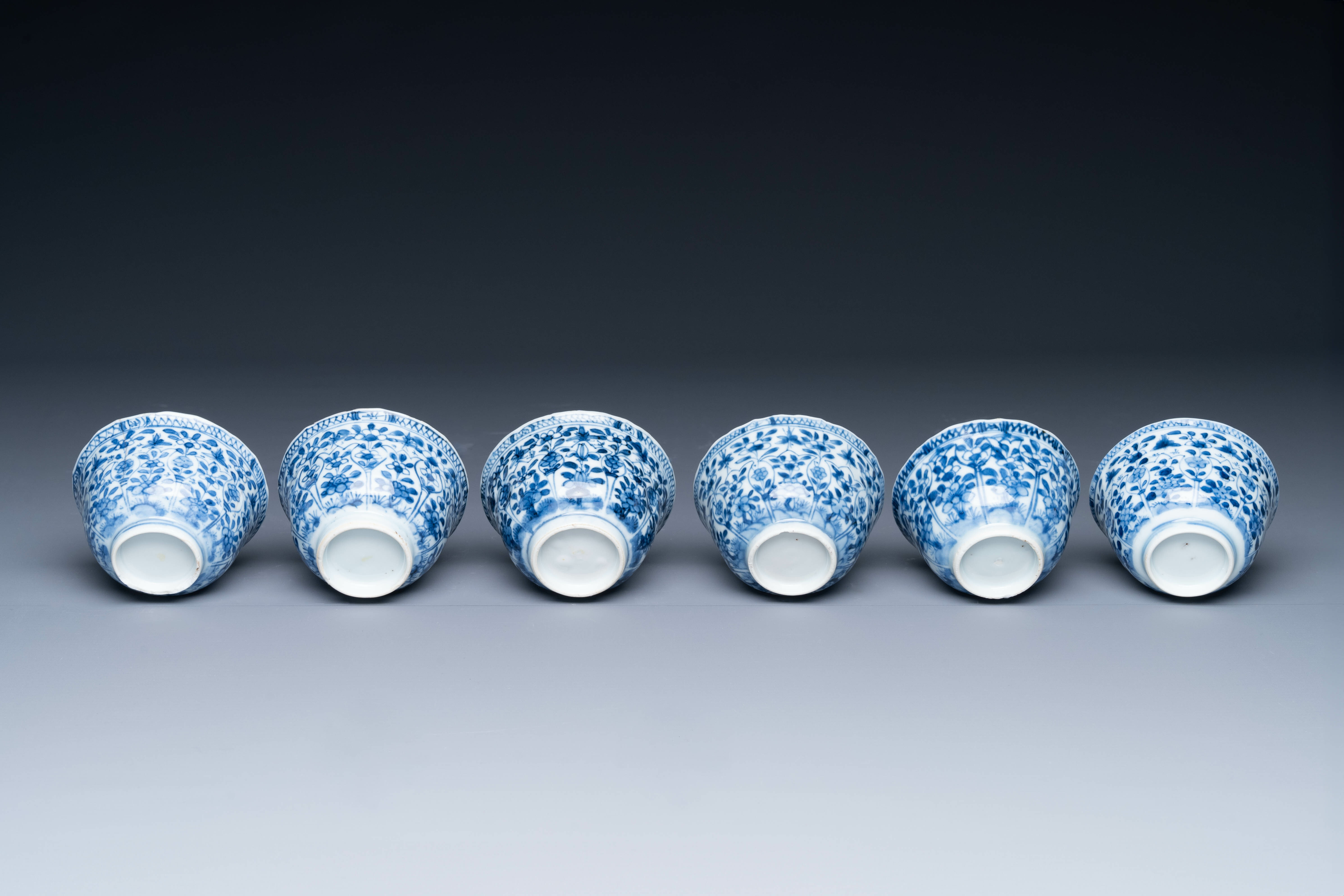 A varied collection of 18 pieces Chinese blue and white and famille rose porcelain, Kangxi/Yongzheng - Image 7 of 11