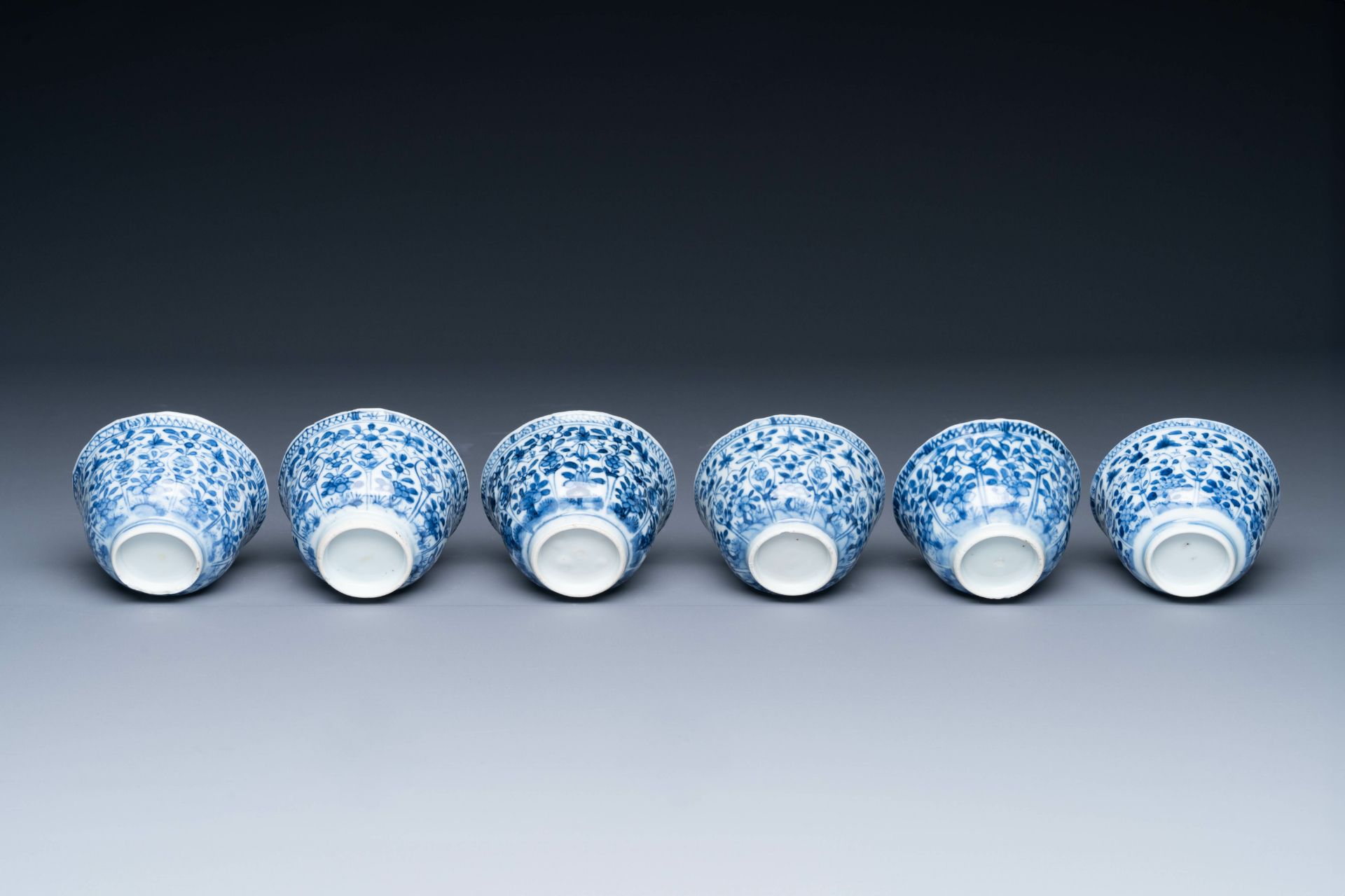 A varied collection of 18 pieces Chinese blue and white and famille rose porcelain, Kangxi/Yongzheng - Bild 7 aus 11