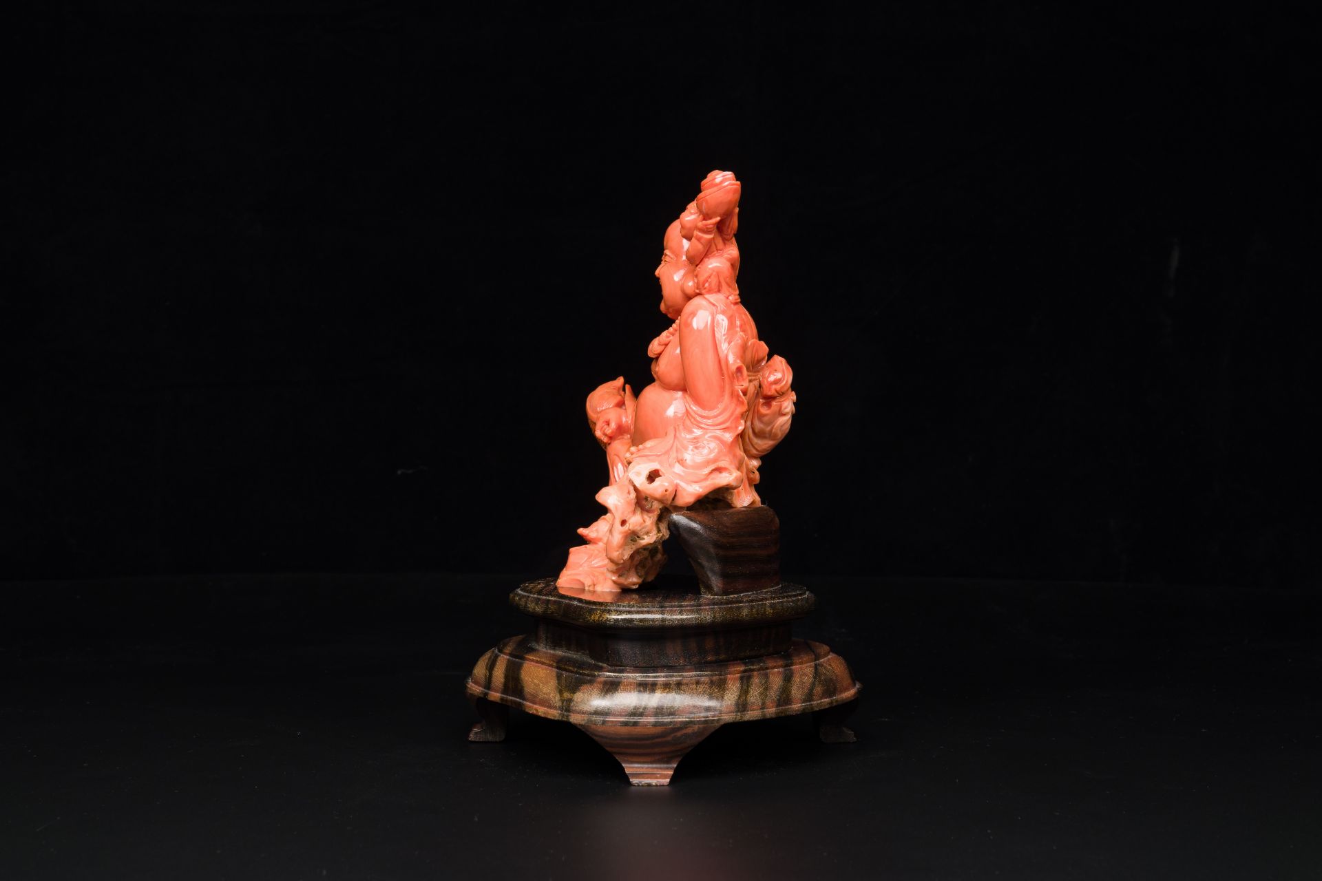 A Chinese red coral figure of a laughing Buddha on wooden stand, 19/20th C. - Image 2 of 6
