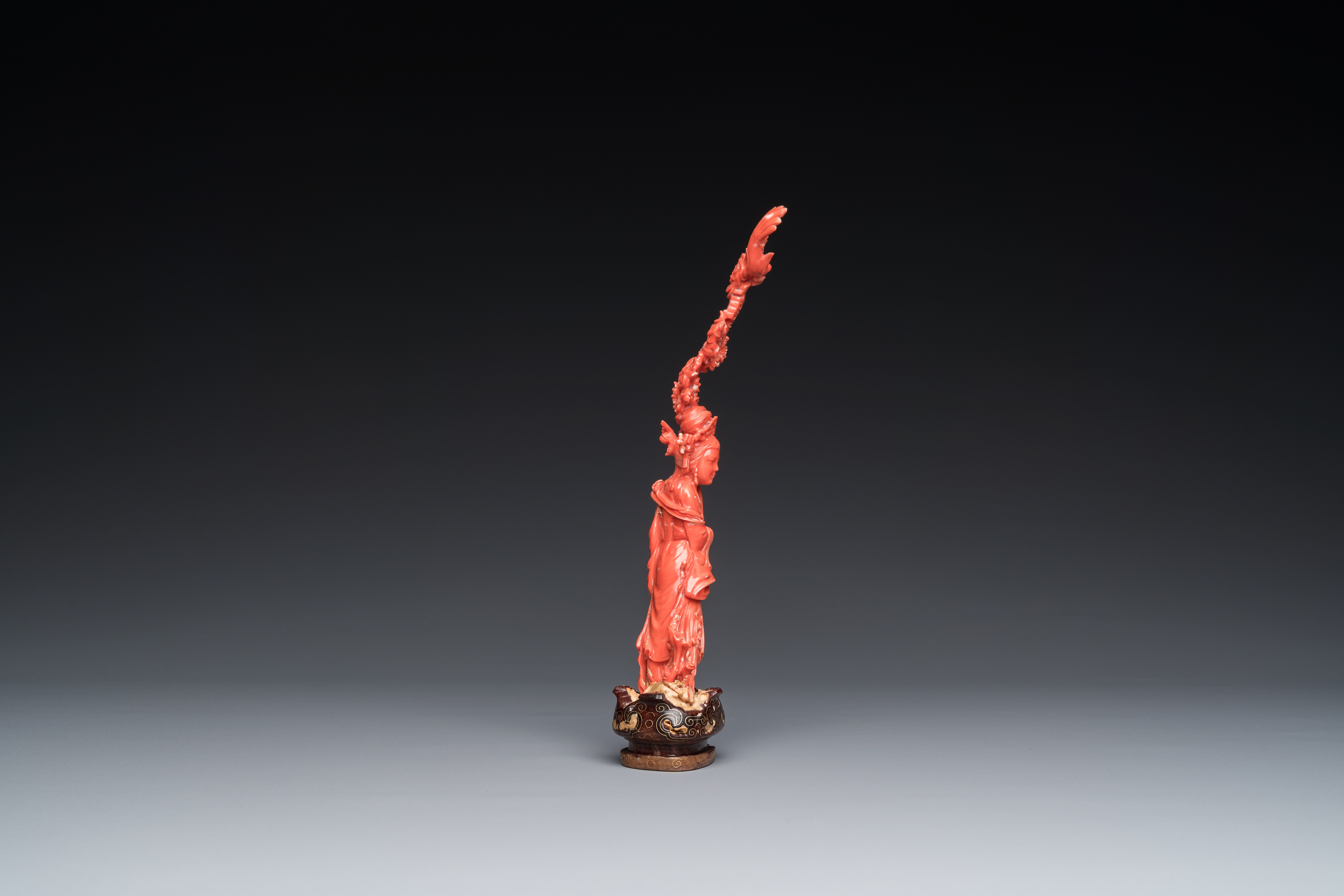 A Chinese red coral figure of a standing lady holding a vase, 19/20th C. - Image 4 of 14