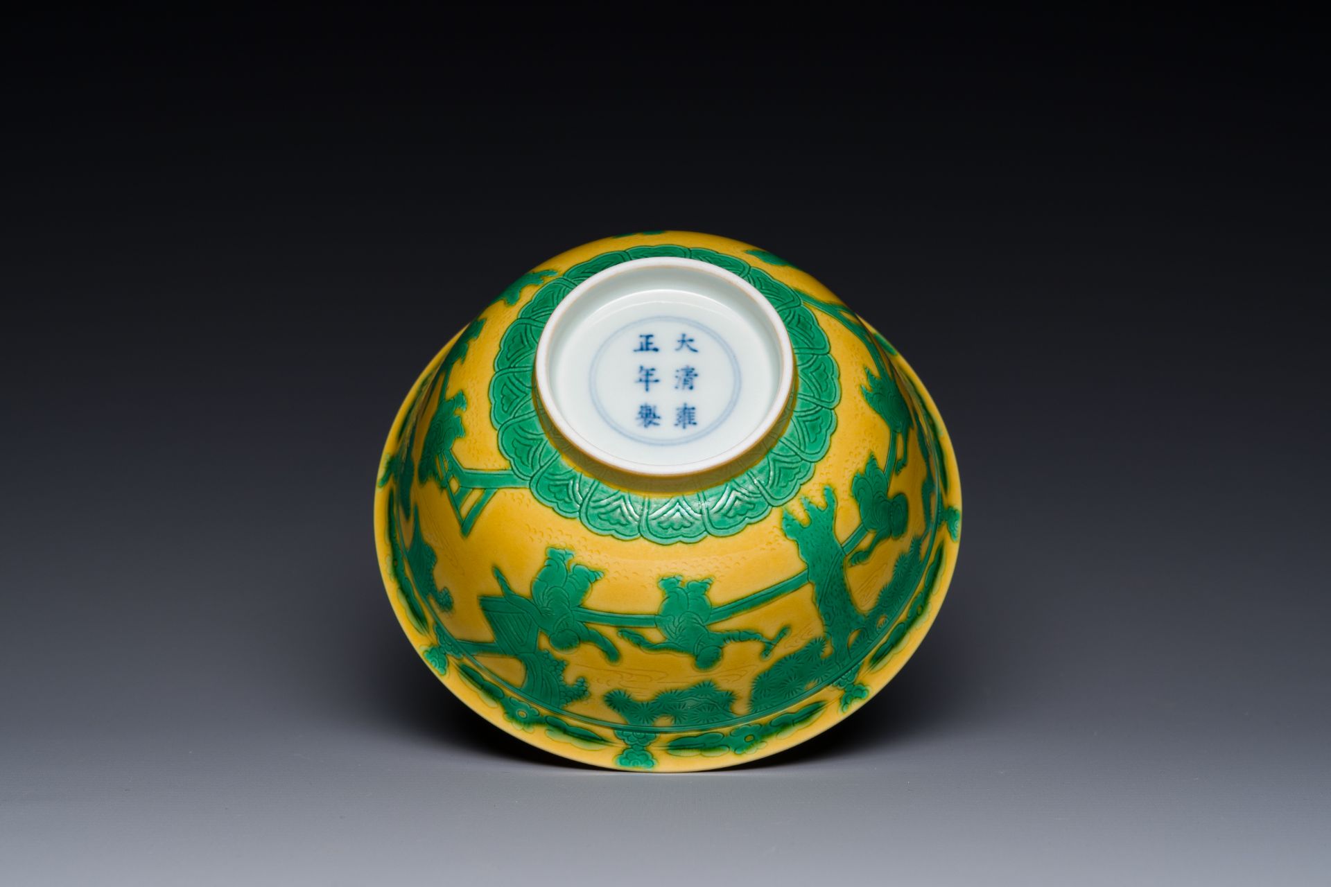 A Chinese yellow-ground 'playing boys' bowl, Yongzheng mark and prossibly of the period - Bild 7 aus 7