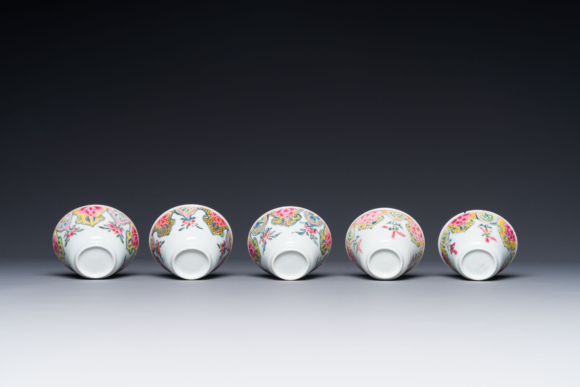 Five Chinese famille rose cups and six saucers with floral decor, Yongzheng/Qianlong - Bild 6 aus 6