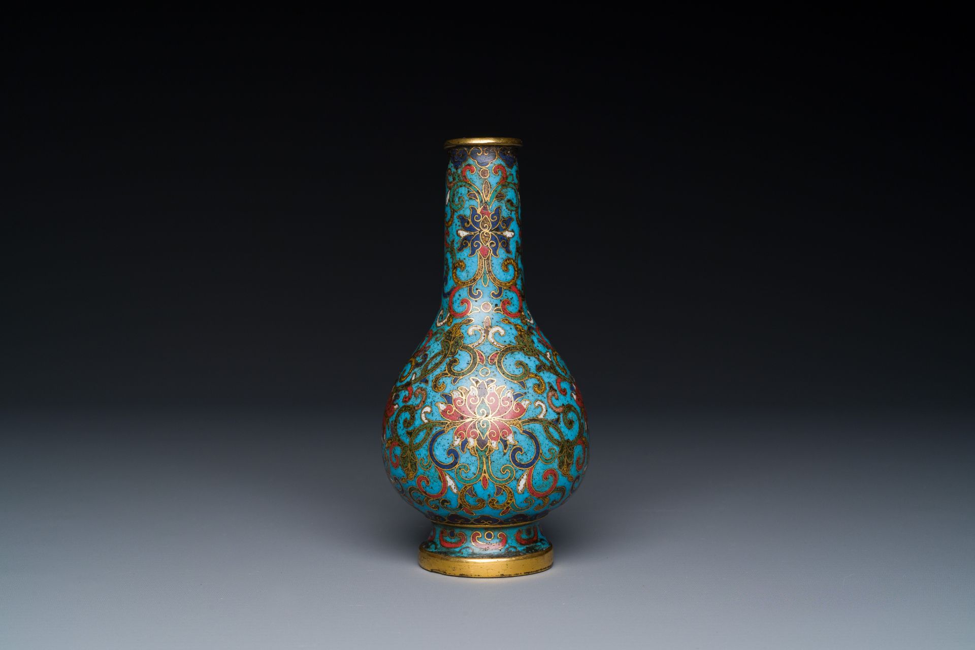 A small Chinese cloisonne 'lotus scroll' bottle vase, Qianlong mark and of the period - Bild 3 aus 6