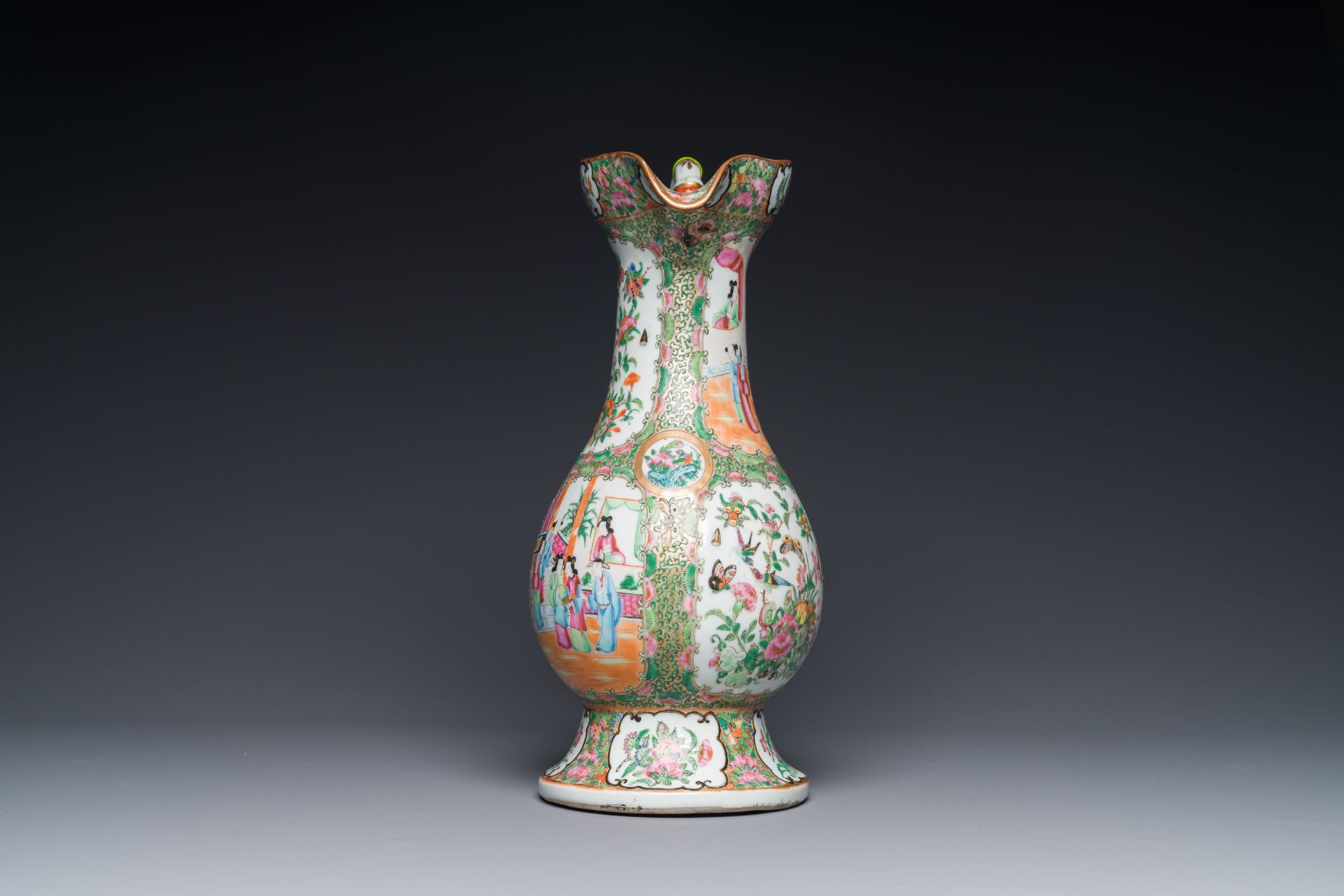 A rare large Chinese Canton famille rose ewer, 19th C. - Image 3 of 7