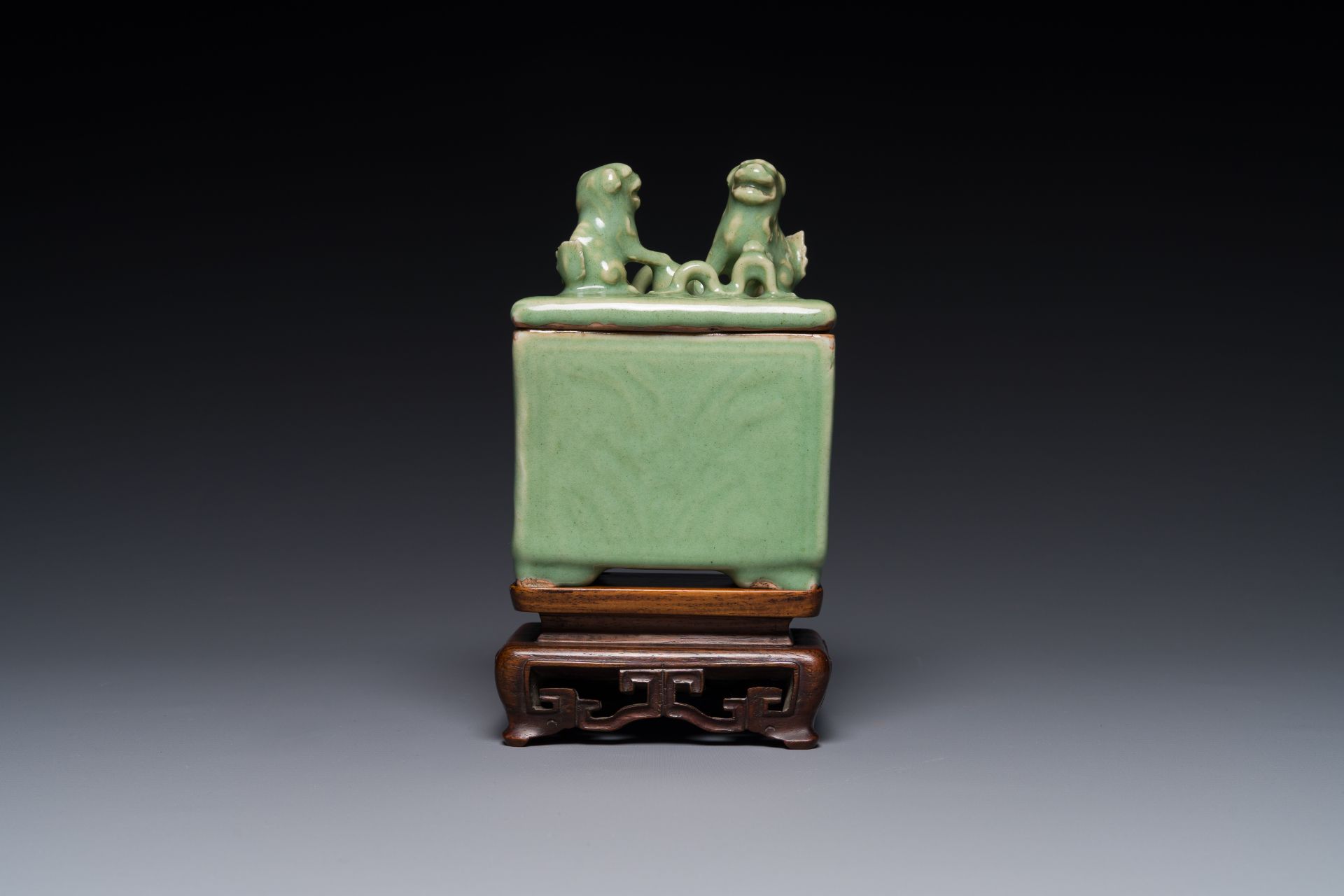 A Chinese Longquan celadon rectangular censer and cover on wooden stand, Ming - Bild 4 aus 5