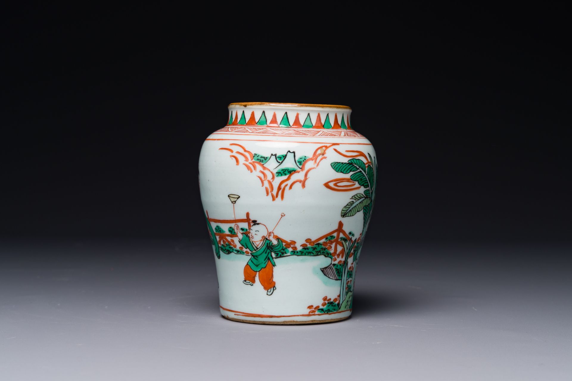 A small Chinese wucai jar with figures in a landscape, Transition period - Bild 3 aus 6