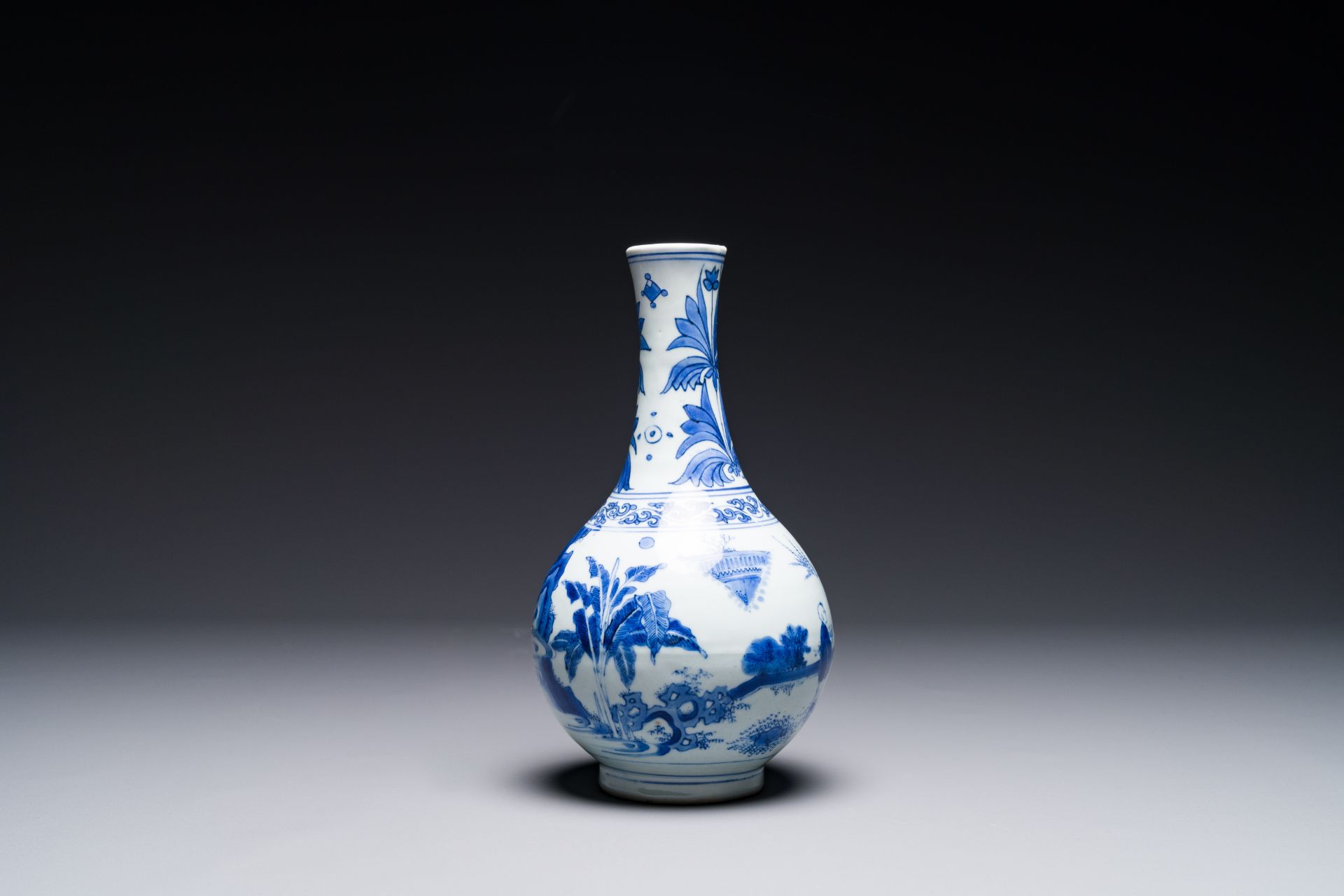 A Chinese blue and white bottle vase, Transitional period - Bild 4 aus 6