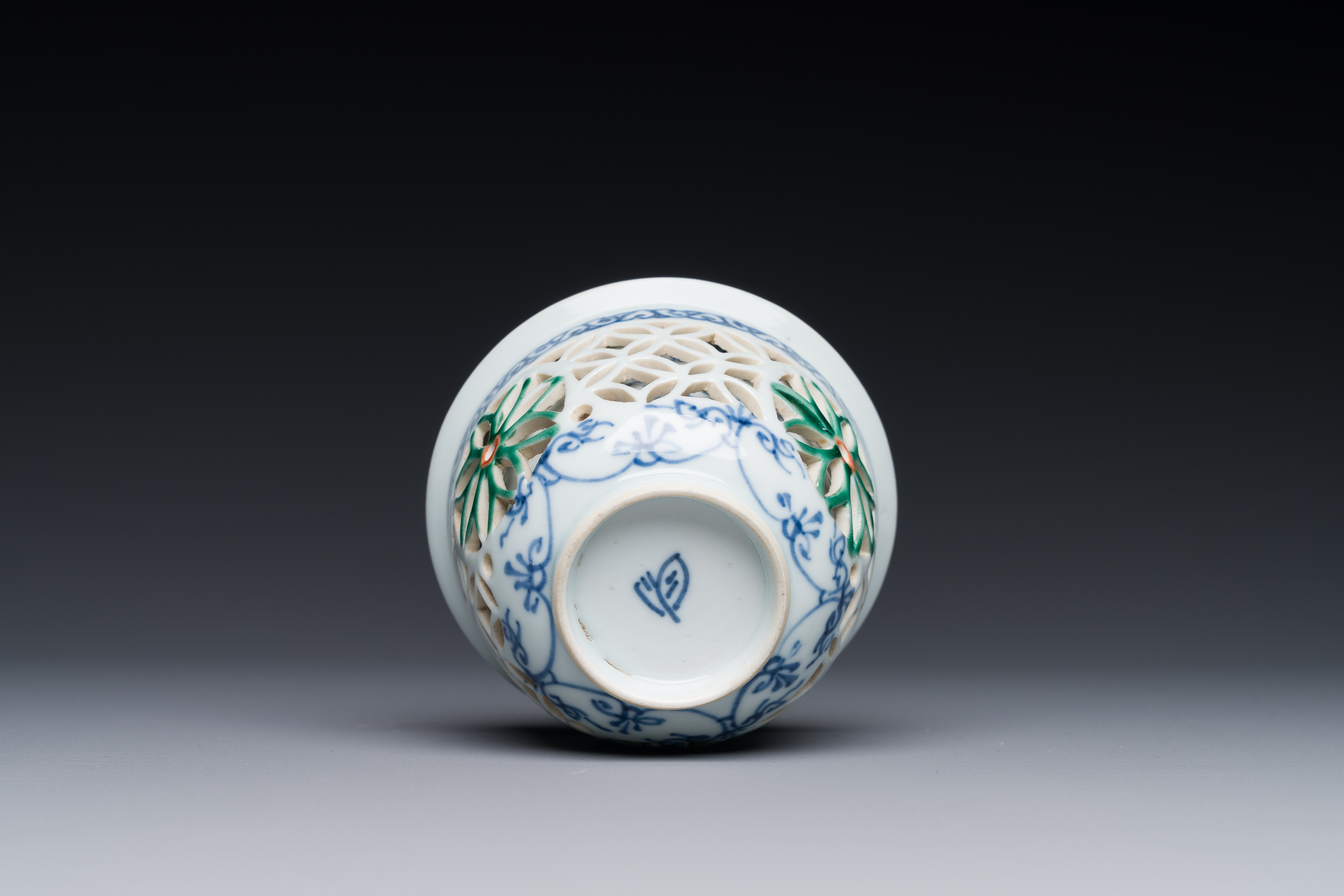 A rare Chinese reticulated double-walled famille verte cup, Kangxi - Image 5 of 5