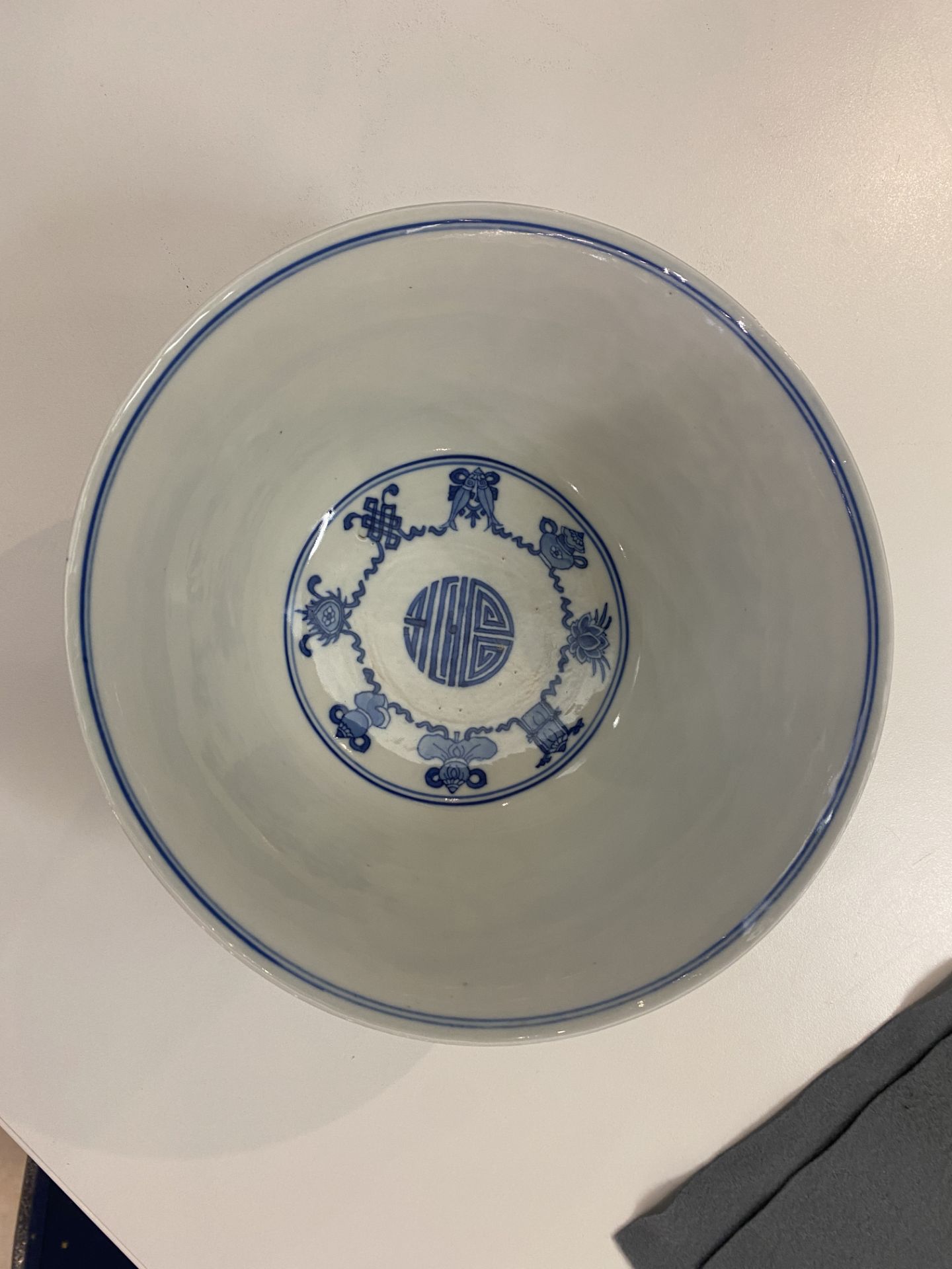 A pair of Chinese blue and white 'wan shou wu jiang' bowls, Qianlong mark and of the period - Bild 40 aus 40