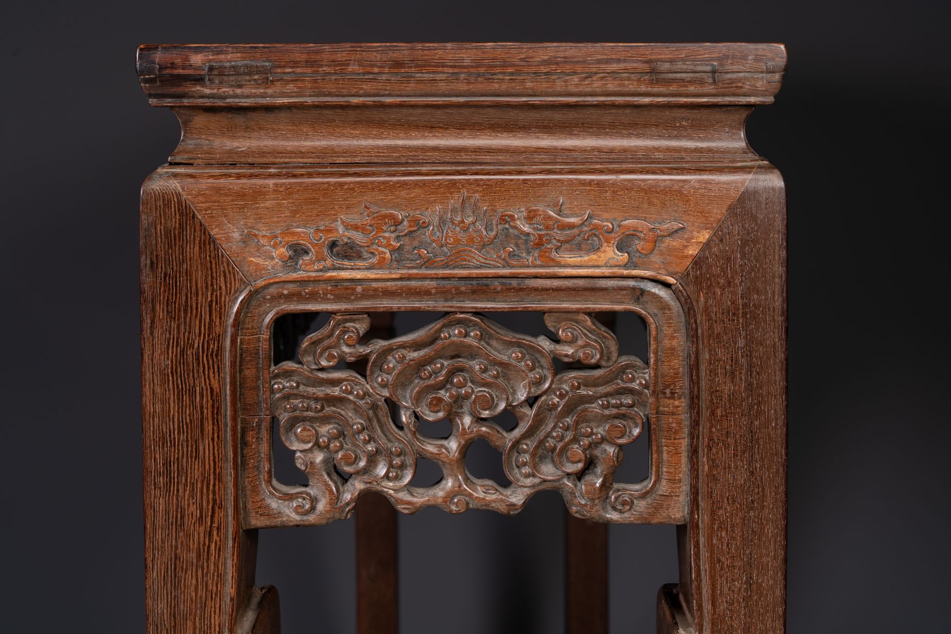 A large Chinese jichimu wooden 'tiaoan' with lingzhi and chilong design, 19/20th C. - Bild 7 aus 8