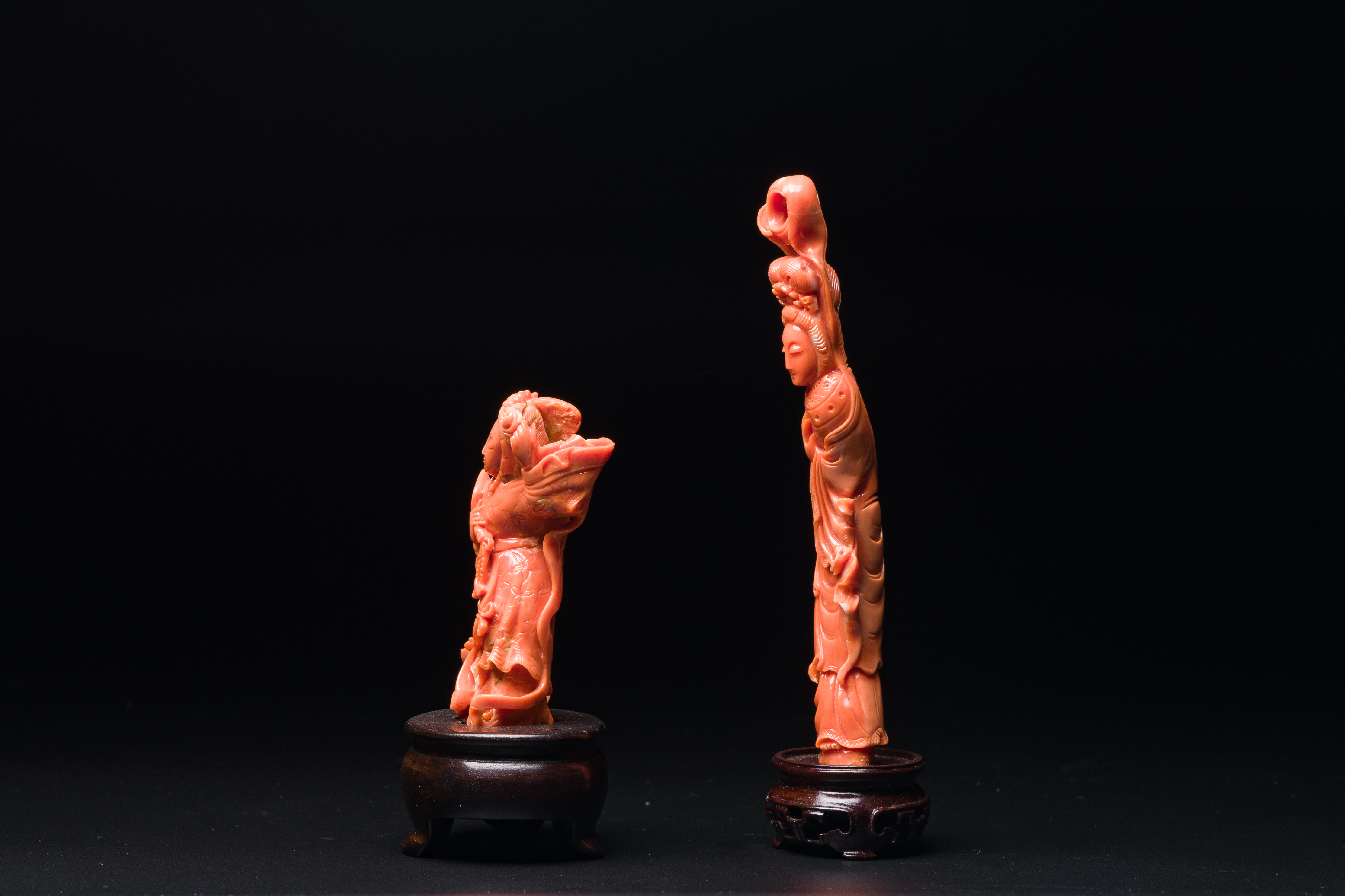 Two Chinese red coral figures of female deities, 19/20th C. - Image 2 of 4