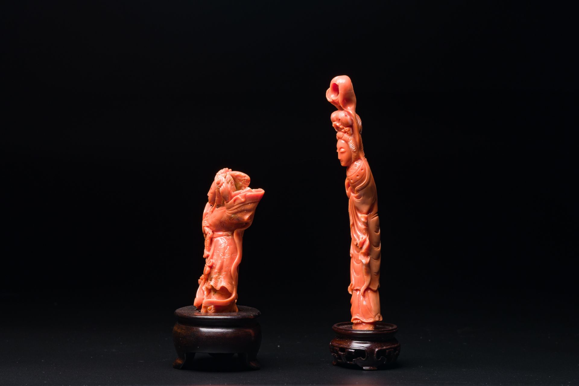 Two Chinese red coral figures of female deities, 19/20th C. - Bild 2 aus 4