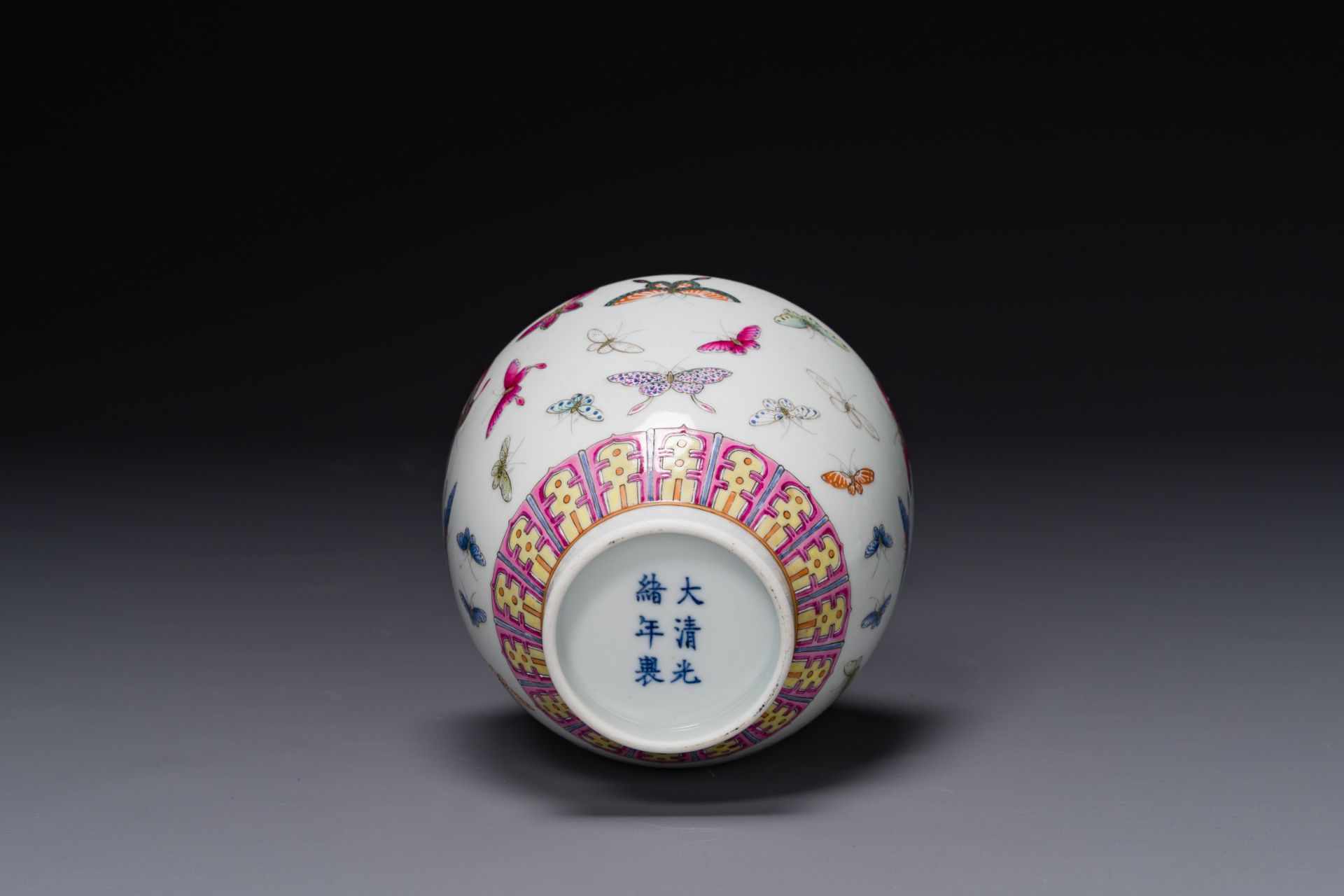 A Chinese famille rose vase with butterfly design, Guangxu mark, 19th C. - Bild 6 aus 6