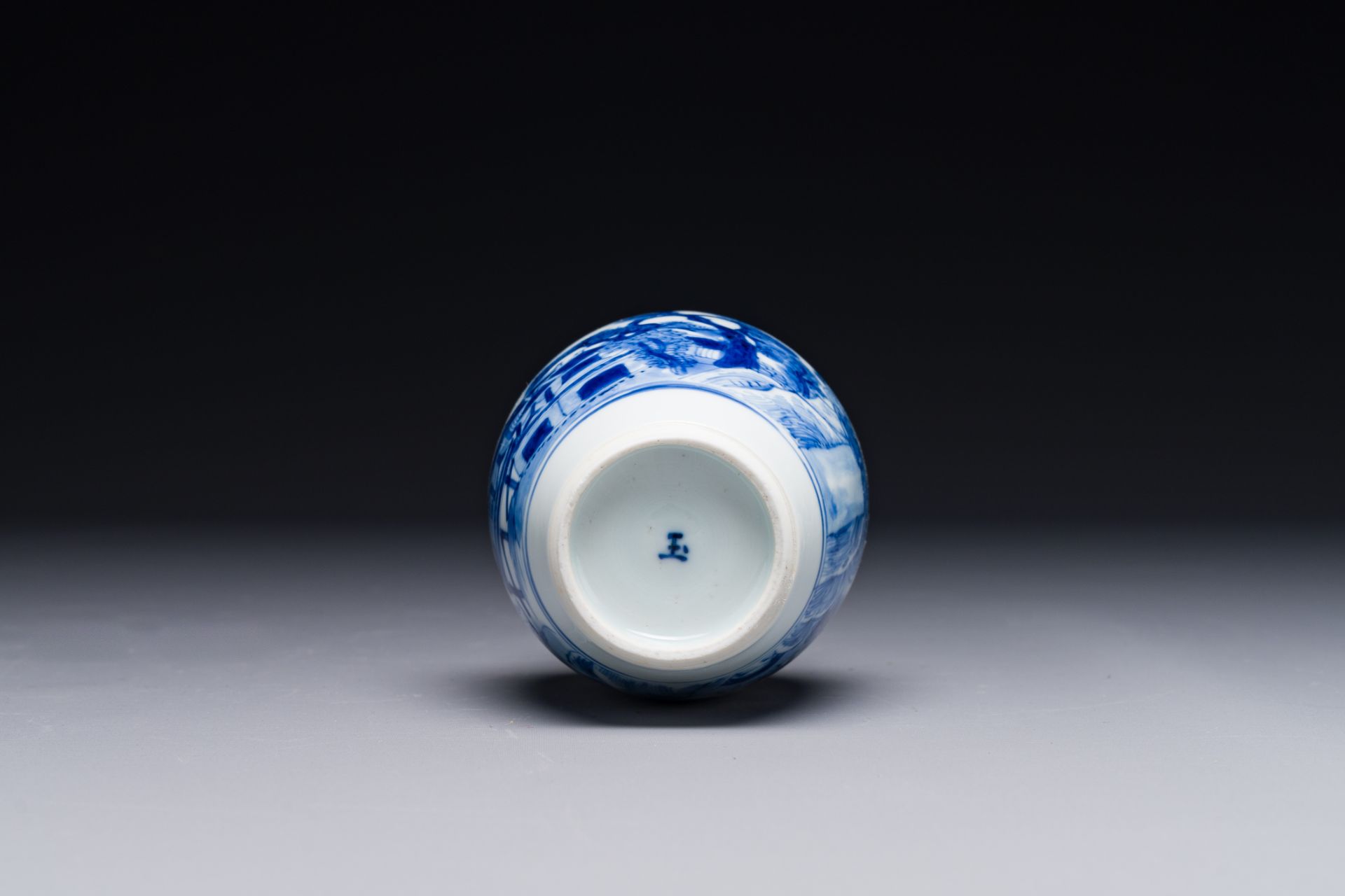 A Chinese blue and white covered vase with fishermen in a river landscape, jade mark, Kangxi - Bild 7 aus 7