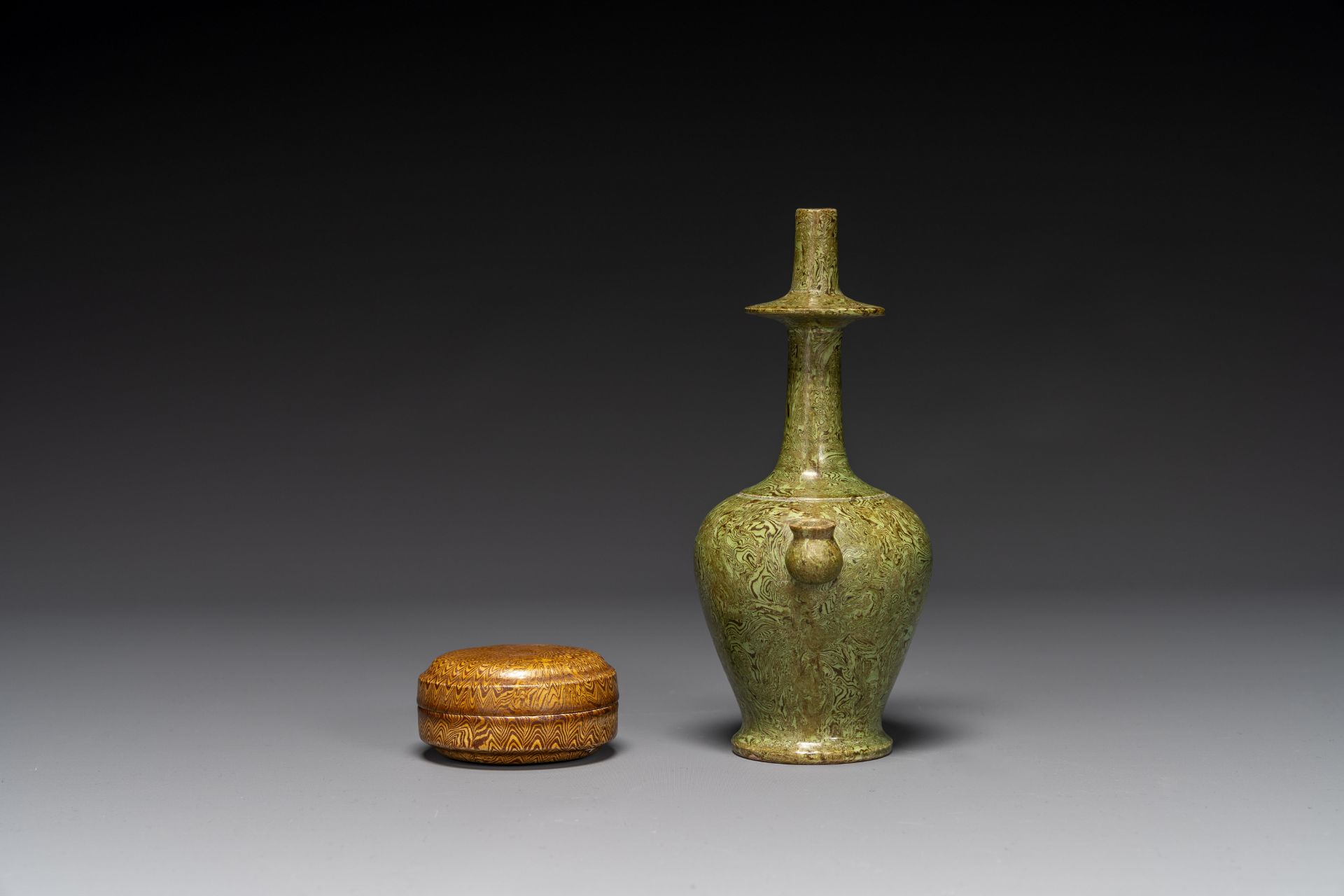 A Chinese yellow-glazed marbled covered box and a green-glazed marbled ewer, Tang/Song - Bild 4 aus 6