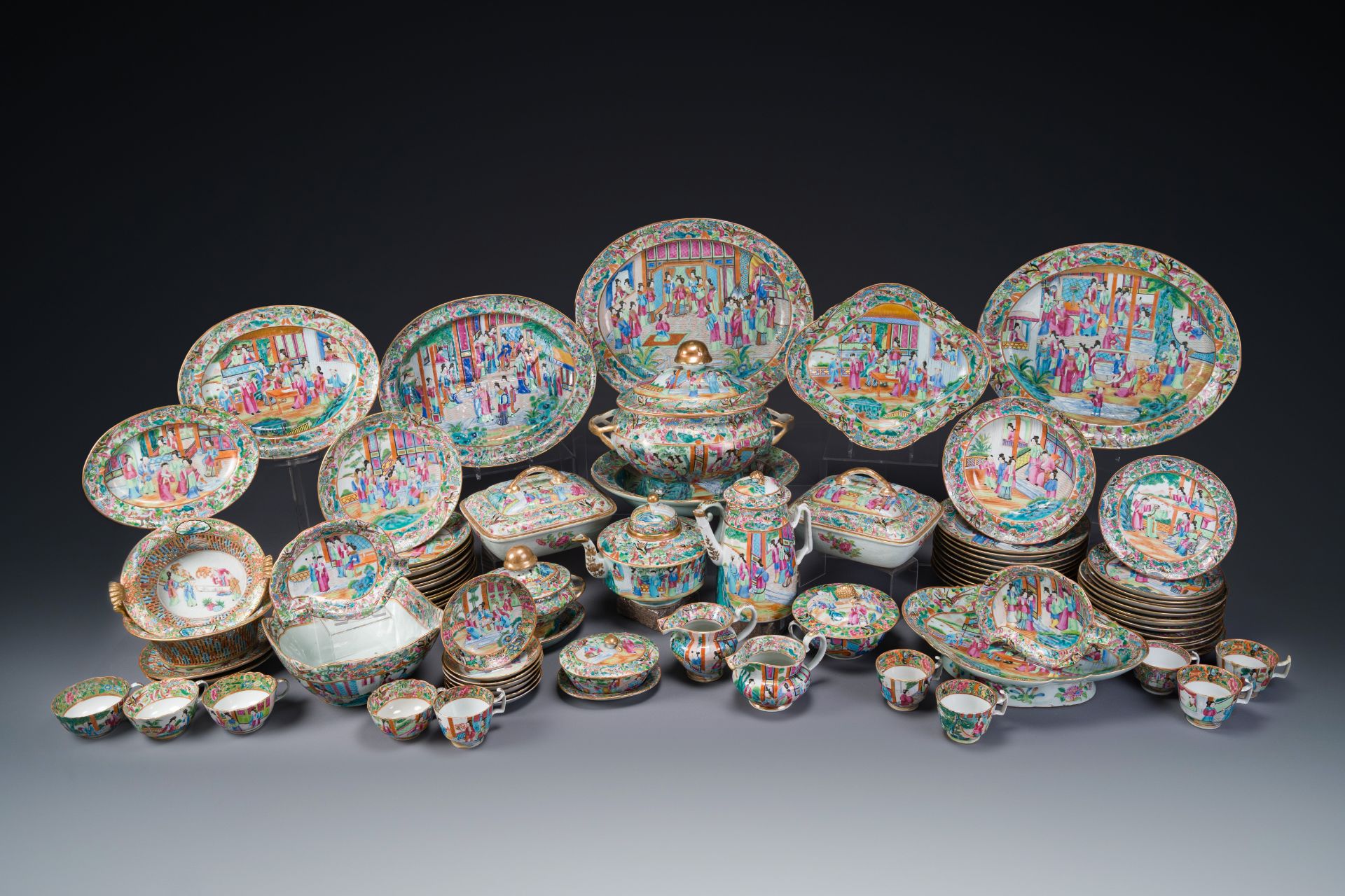 A very extensive Chinese Canton famille rose 81-piece dinner service, 19th C. - Bild 2 aus 11