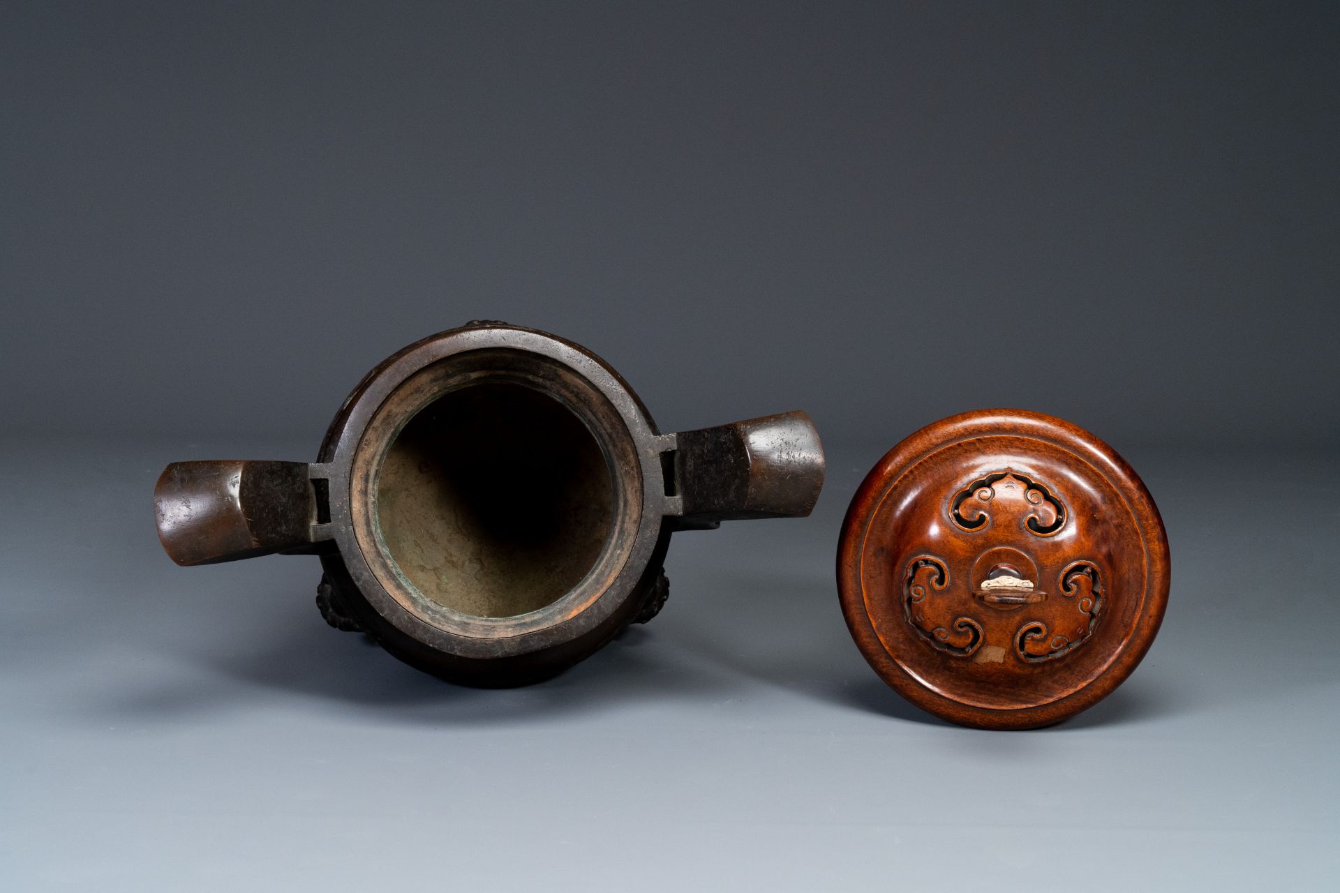 An important Chinese bronze tripod 'taotie' censer with wooden lid, Ming - Bild 15 aus 18