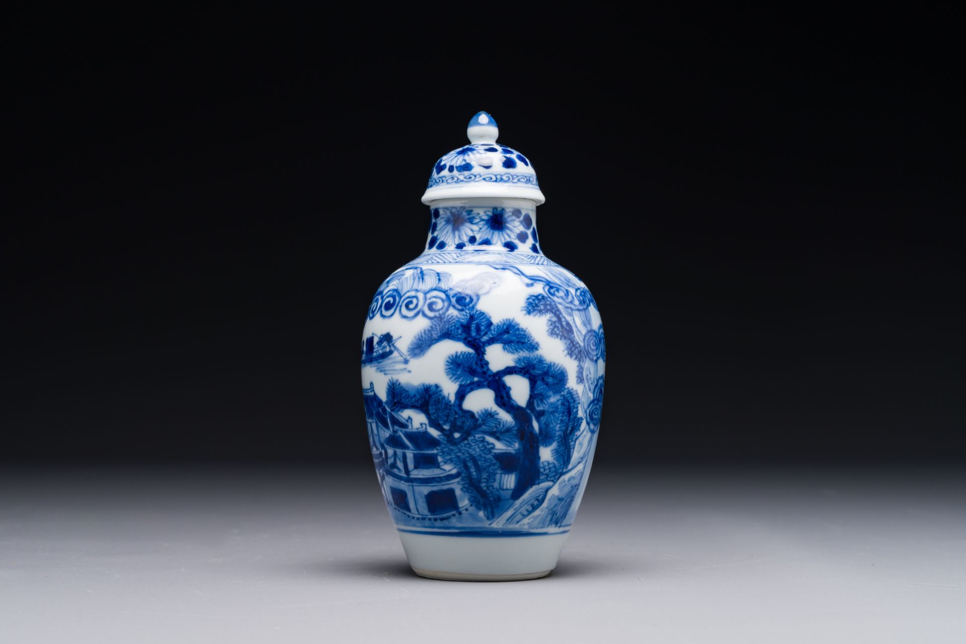 A Chinese blue and white covered vase with fishermen in a river landscape, jade mark, Kangxi - Bild 3 aus 7