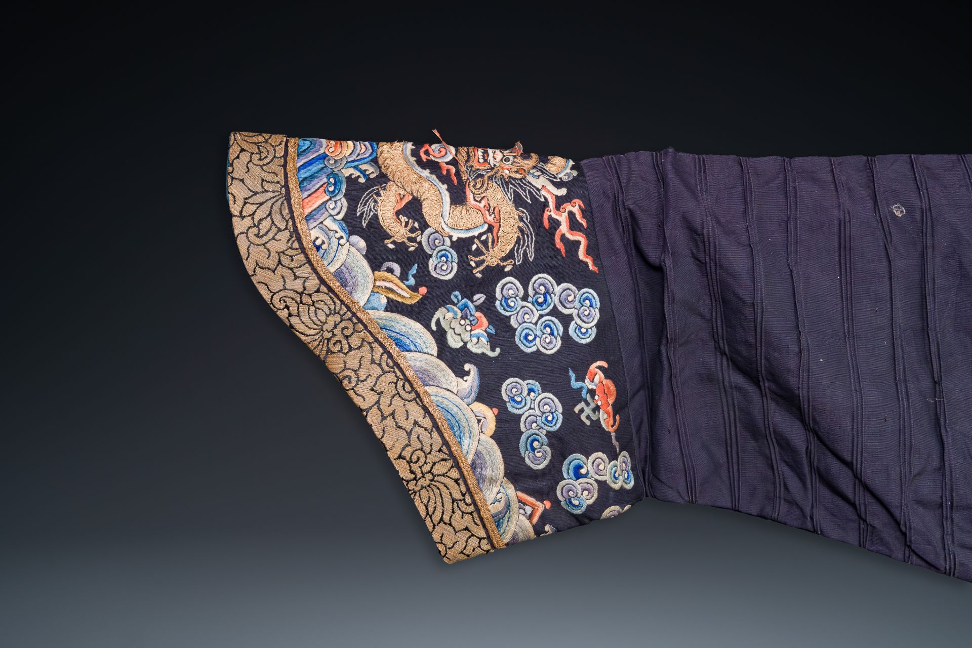 A Chinese gold thread embroidered blue-ground silk 'dragon' robe, 19th C. - Bild 7 aus 7