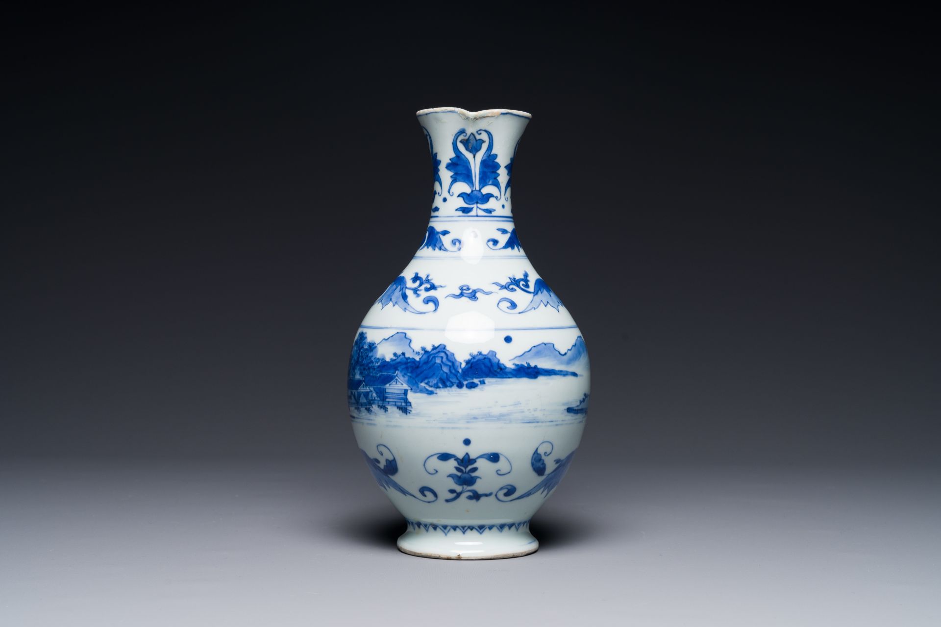 A Chinese blue and white ewer with landscape design, Transitional period - Bild 2 aus 4