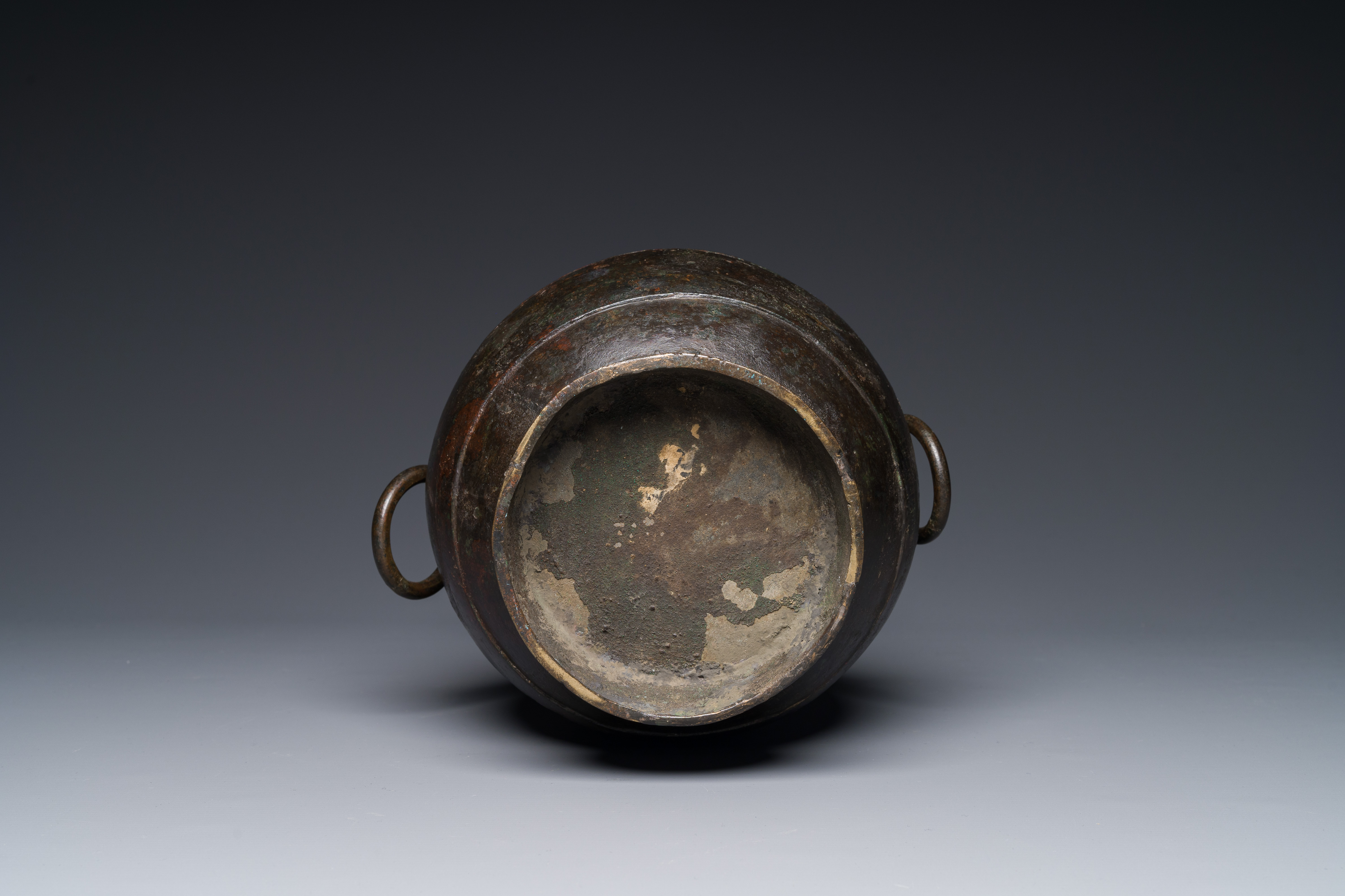 A Chinese bronze 'hu' vase with Han-style taotie handles on wooden base, Ming - Image 12 of 12