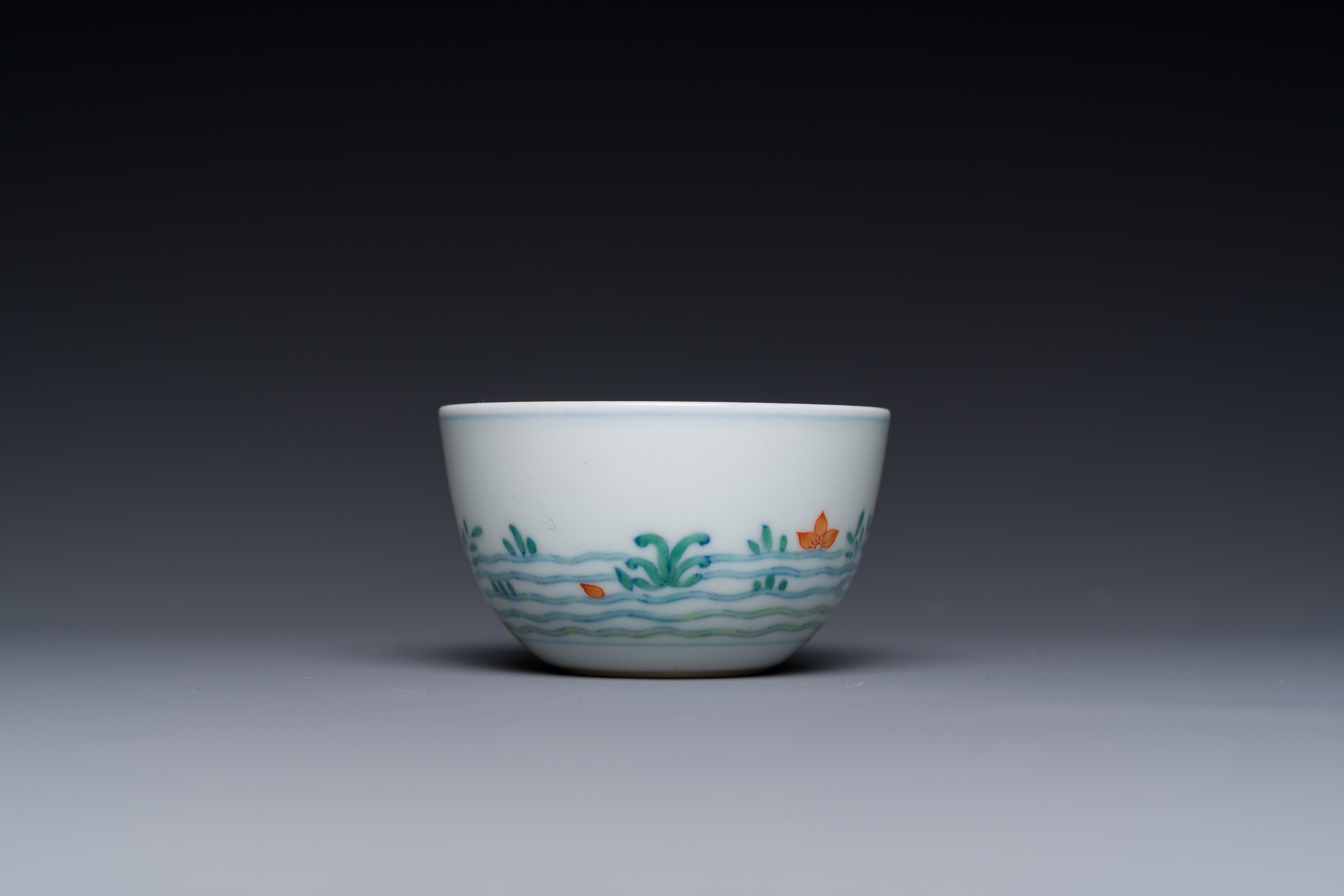 A Chinese doucai 'goldfish' cup, Cai Hua Tang Zhi å½©è¯å ‚è£½ mark, 18th C. - Image 4 of 7