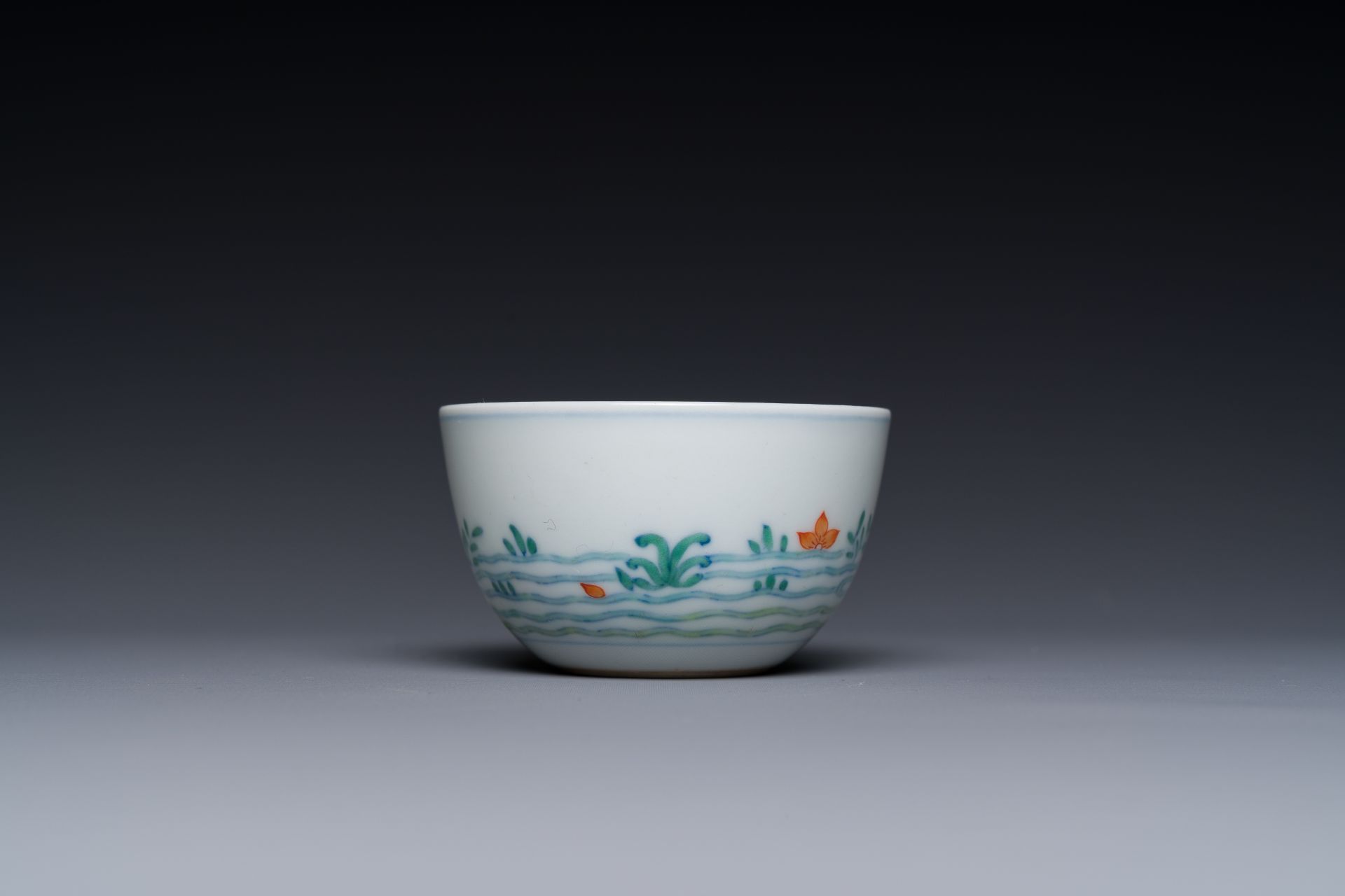 A Chinese doucai 'goldfish' cup, Cai Hua Tang Zhi å½©è¯å ‚è£½ mark, 18th C. - Image 4 of 7