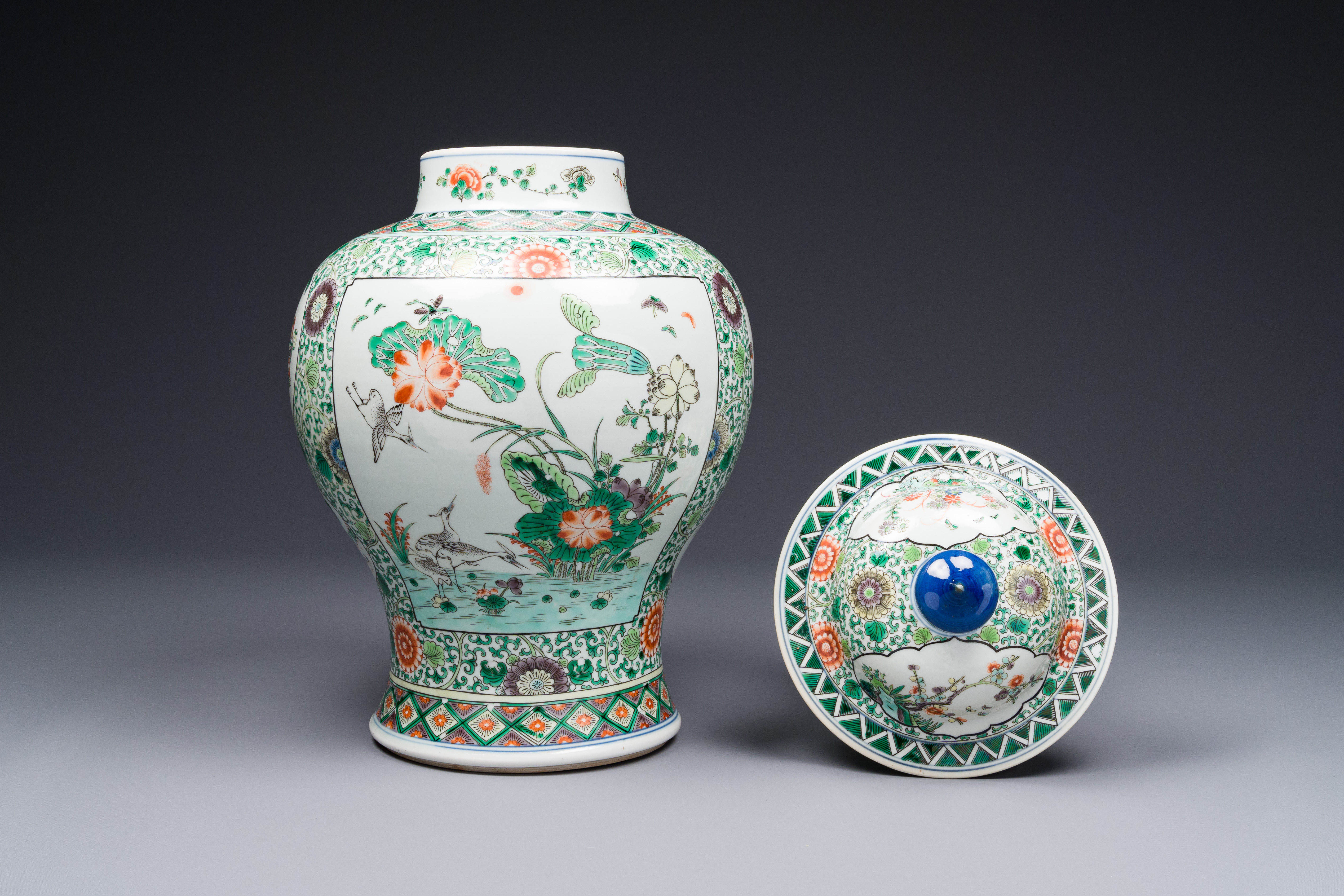 A pair of Chinese famille verte 'bird and flower' vases and covers, Kangxi mark, 19th C. - Image 5 of 8