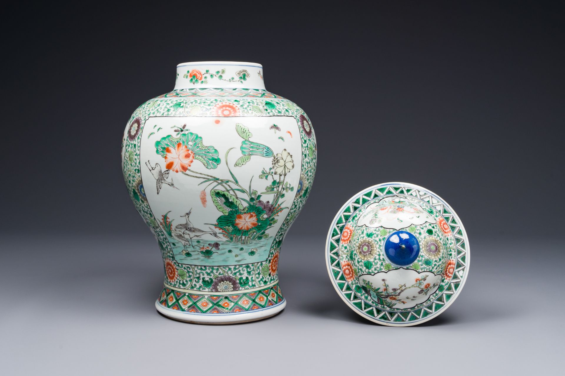 A pair of Chinese famille verte 'bird and flower' vases and covers, Kangxi mark, 19th C. - Bild 5 aus 8