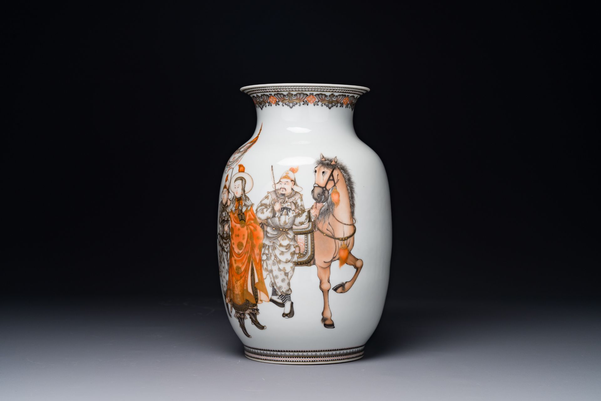 A fine Chinese iron-red, grisaille and gilt lantern-shaped 'mulan æœ¨è˜­' vase, signed Zhou Xiangpu - Bild 2 aus 6