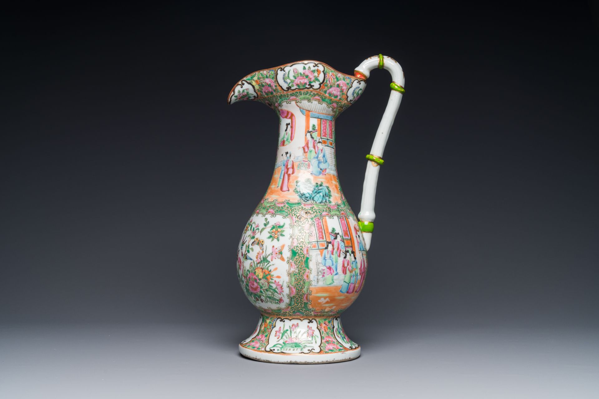 A rare large Chinese Canton famille rose ewer, 19th C. - Image 4 of 7
