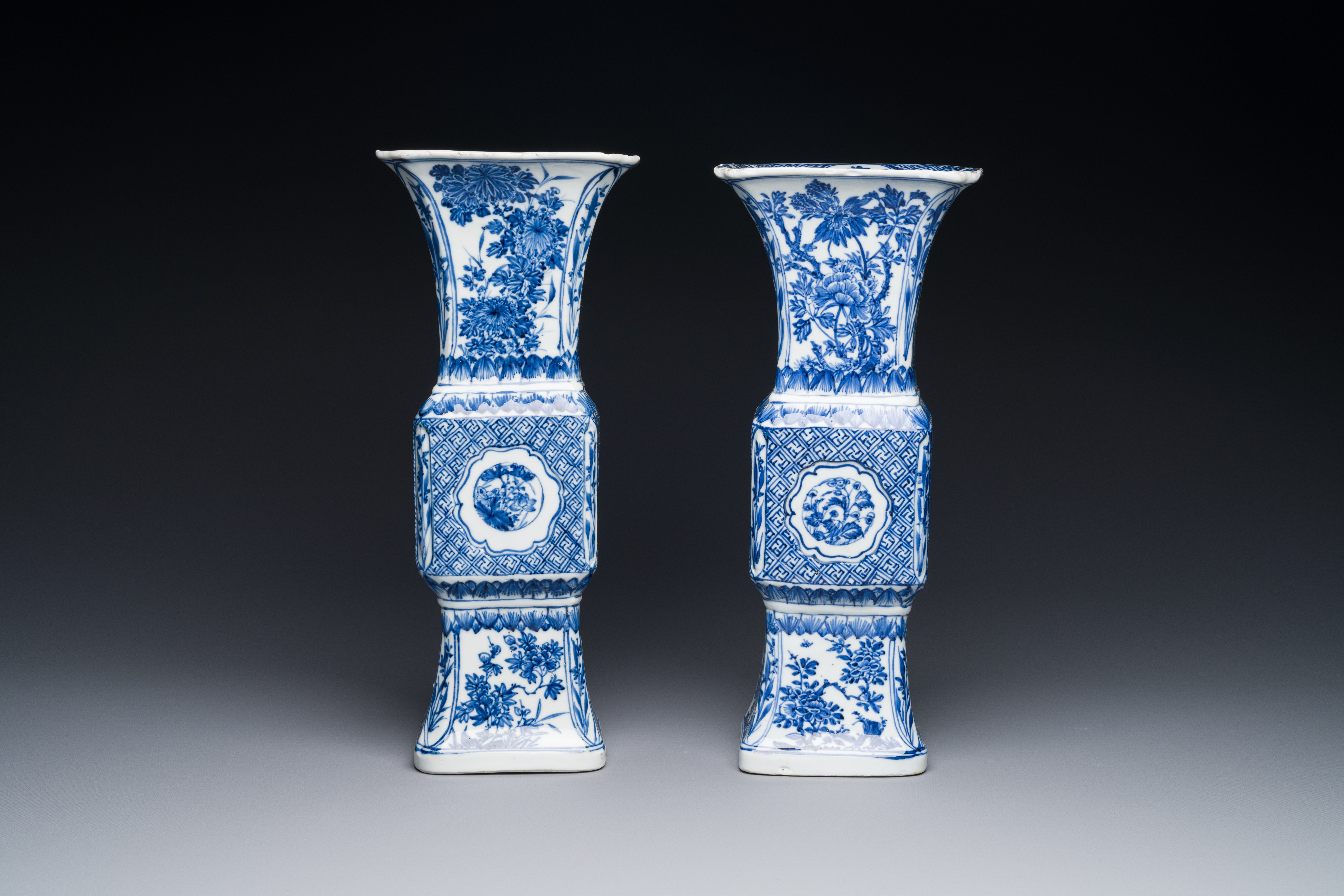 A pair of Chinese blue and white 'gu' vases with floral design, Kangxi - Image 4 of 5