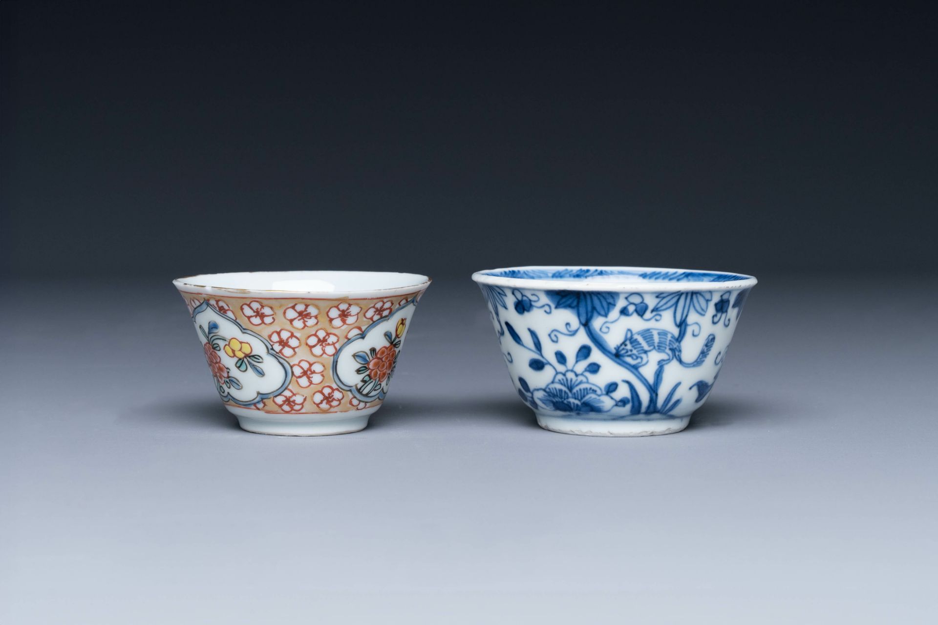 A varied collection of 18 pieces Chinese blue and white and famille rose porcelain, Kangxi/Yongzheng - Image 9 of 11