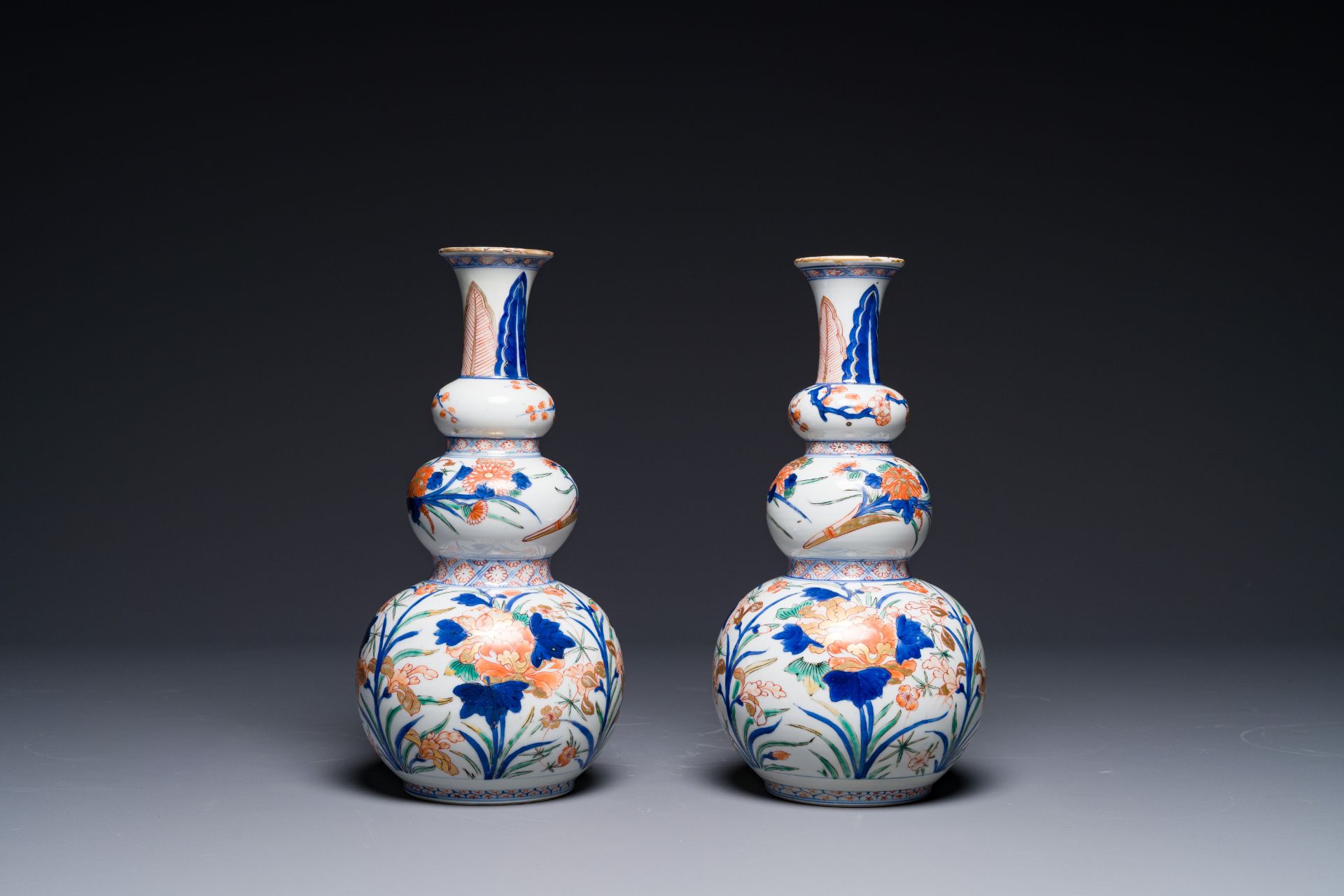 A pair of Chinese verte-Imari triple gourd vases, Kangxi - Bild 3 aus 5