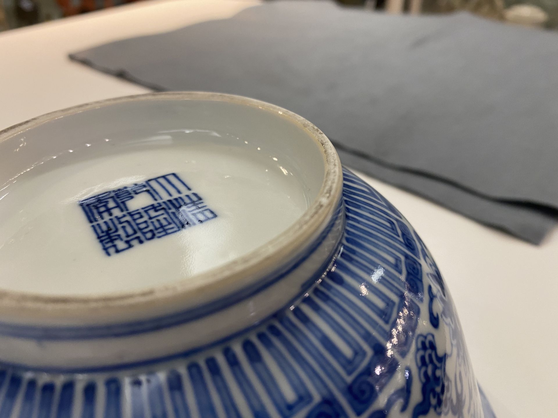 A pair of Chinese blue and white 'wan shou wu jiang' bowls, Qianlong mark and of the period - Bild 39 aus 40