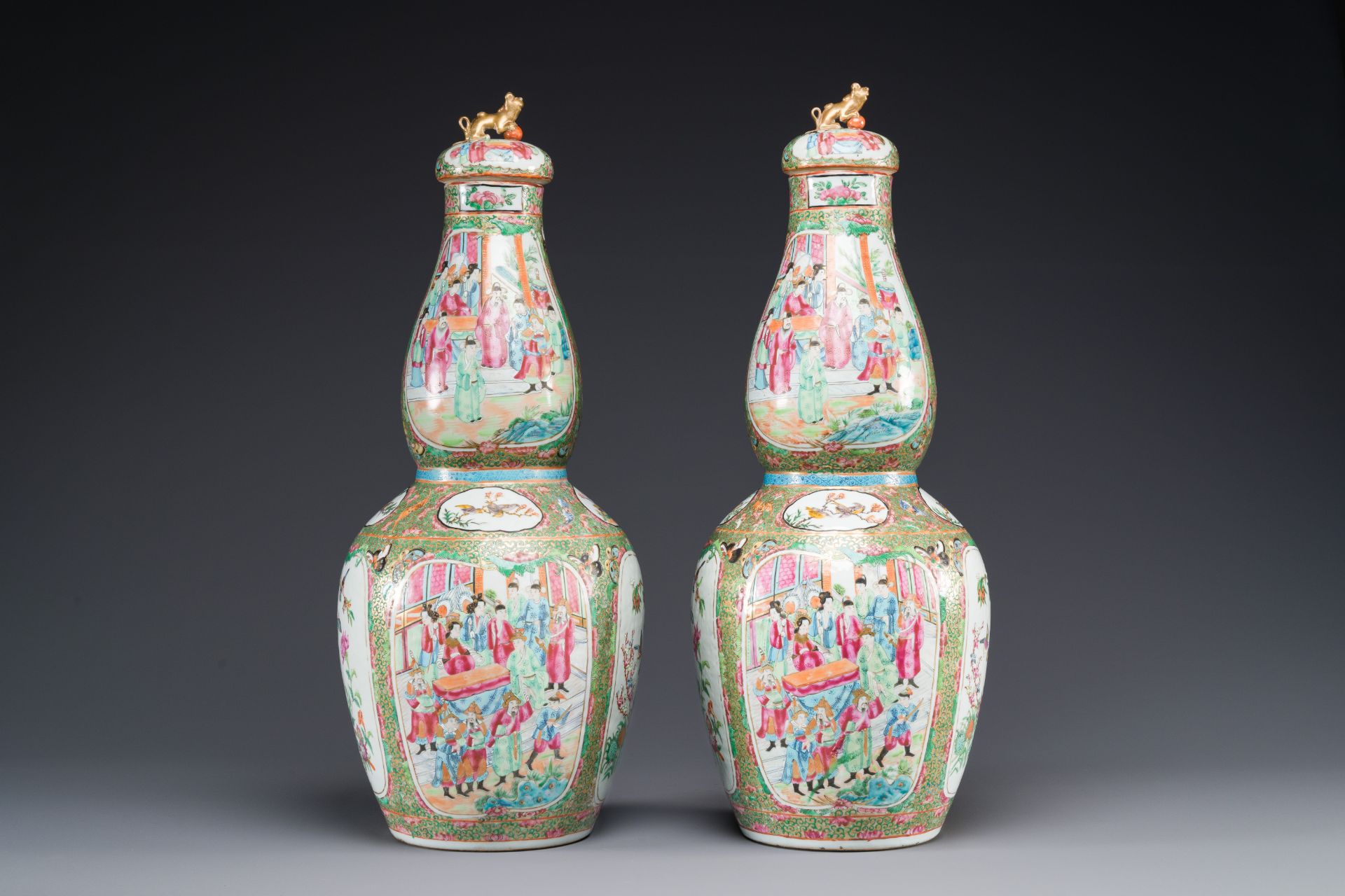 A pair of Chinese Canton famille rose double gourd vases and covers, 19th C. - Bild 3 aus 6