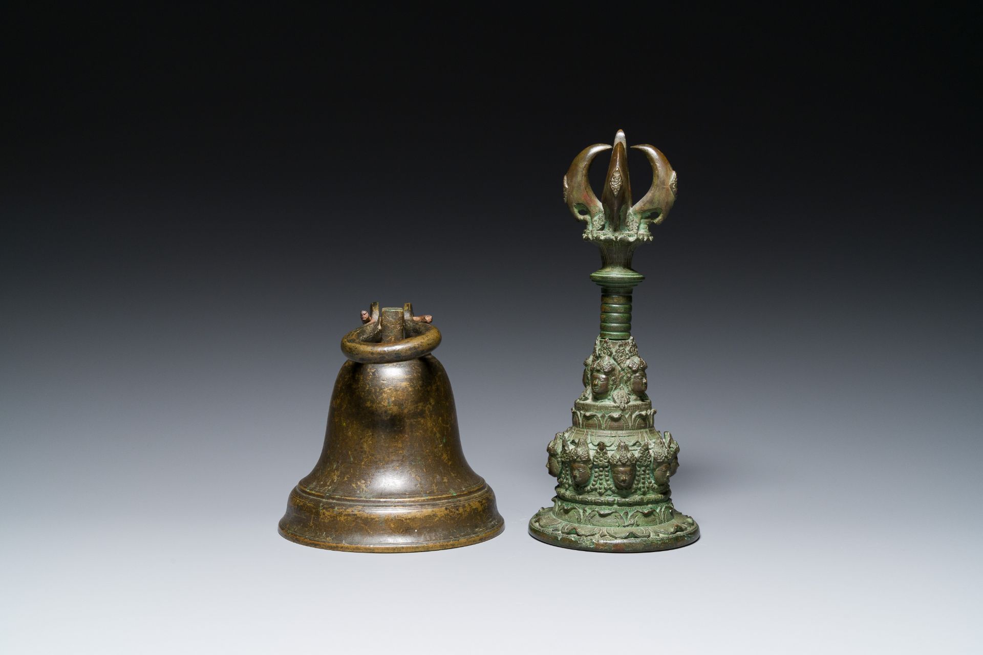 A bronze bell and a ceremonial hand bell, South Asia and Southeast Asia, 19th C. or earlier - Bild 10 aus 21